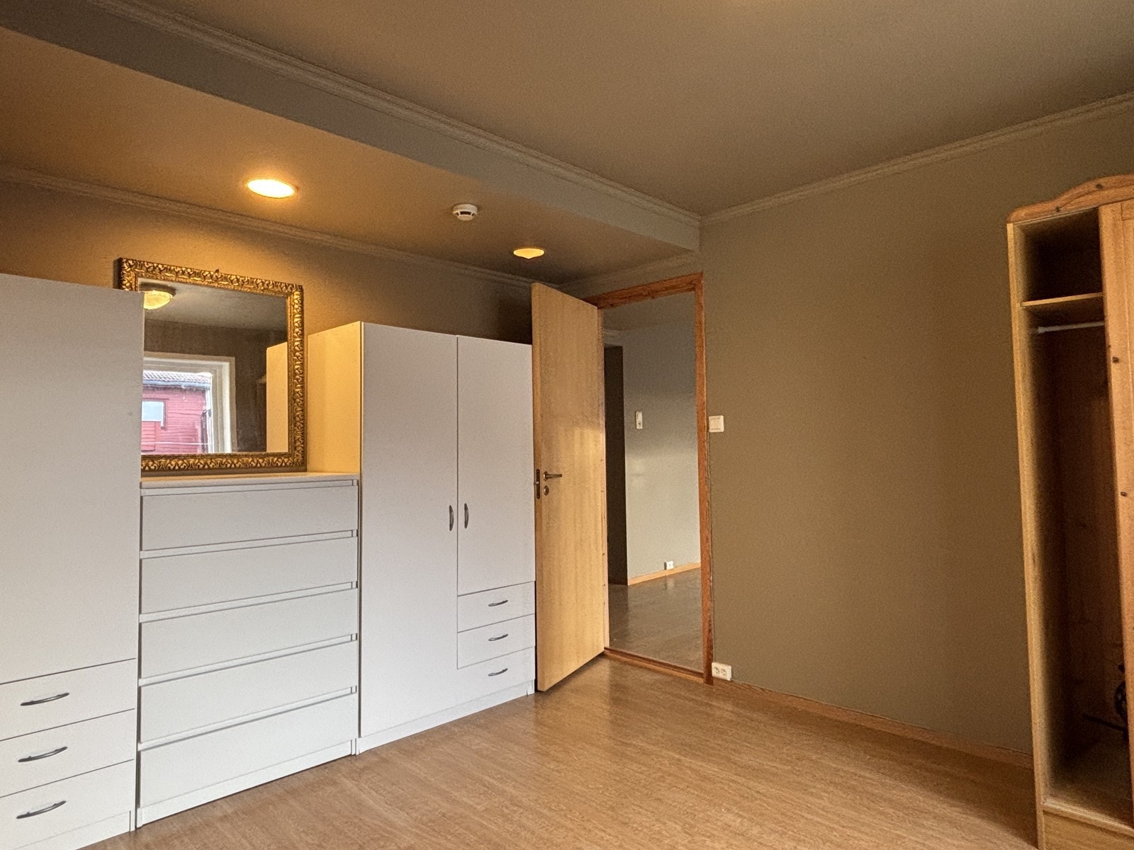 Dersom man skulle trenge mer skapplass er det mulig å sette opp flere klesskap langs vegg mot stue. Galleribilde