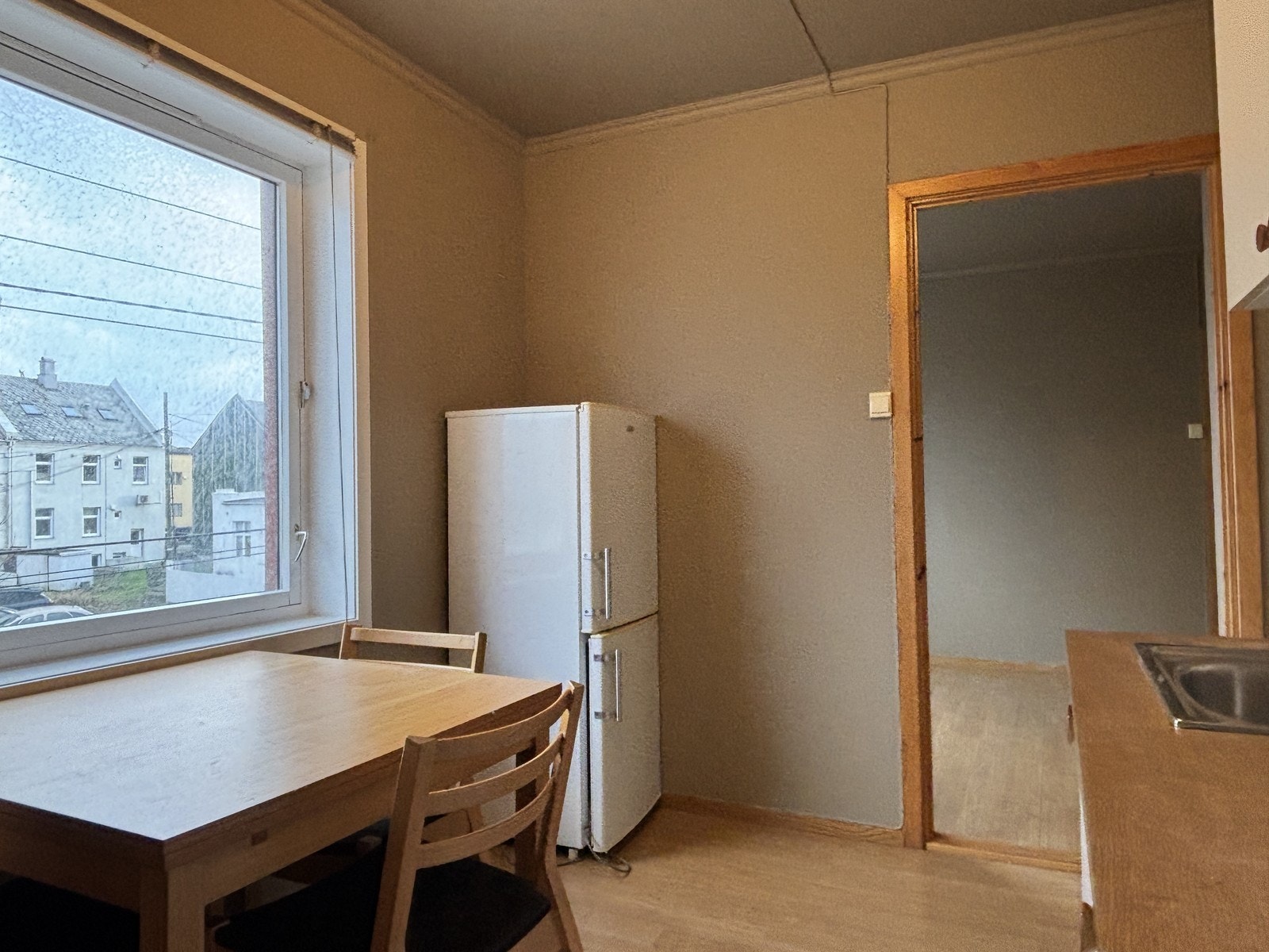 Kjøkkenet har slette fronter og frittstående hvitevarer. Rommet lyses naturlig opp av morgensolen. Galleribilde