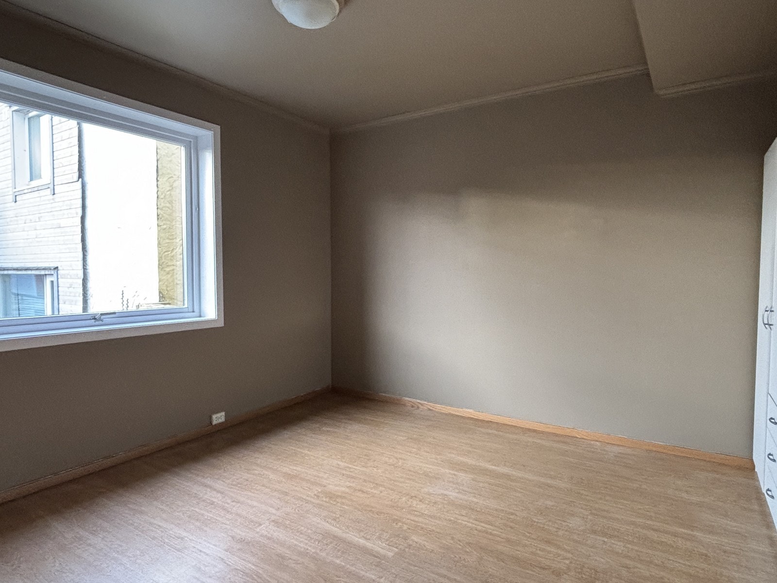 Stort og romslig soverom praktisk plassert mellom stue og baderom. Galleribilde