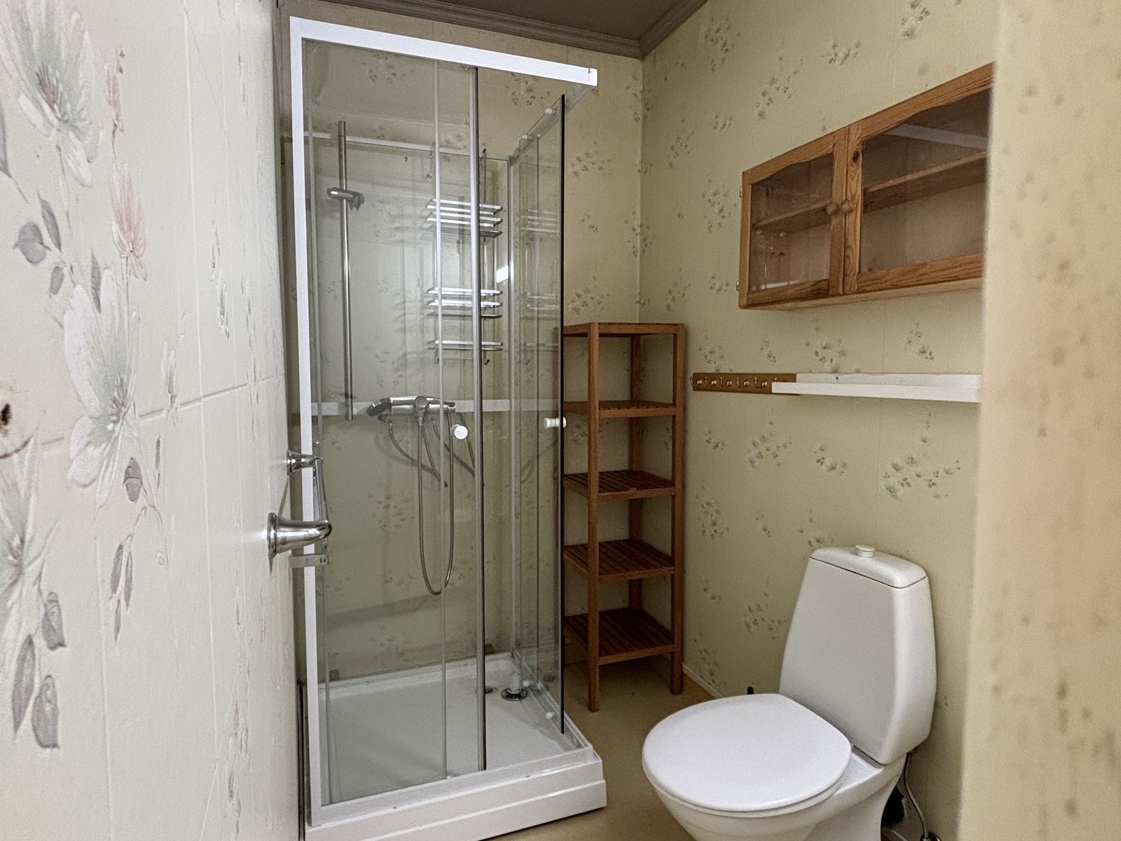 Leiligheten har et eldre, men godt bevart baderom. Baderommet inneholder wc, dusj og servant. Galleribilde