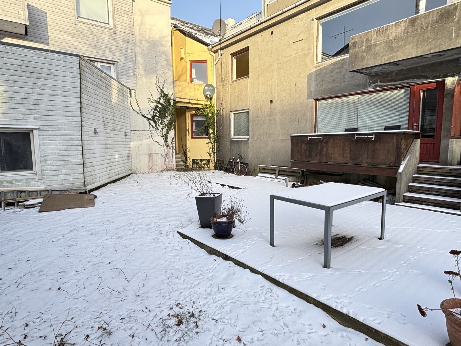 Felles hage i avlukket bakgård. Kontakt megler for visning! Galleribilde