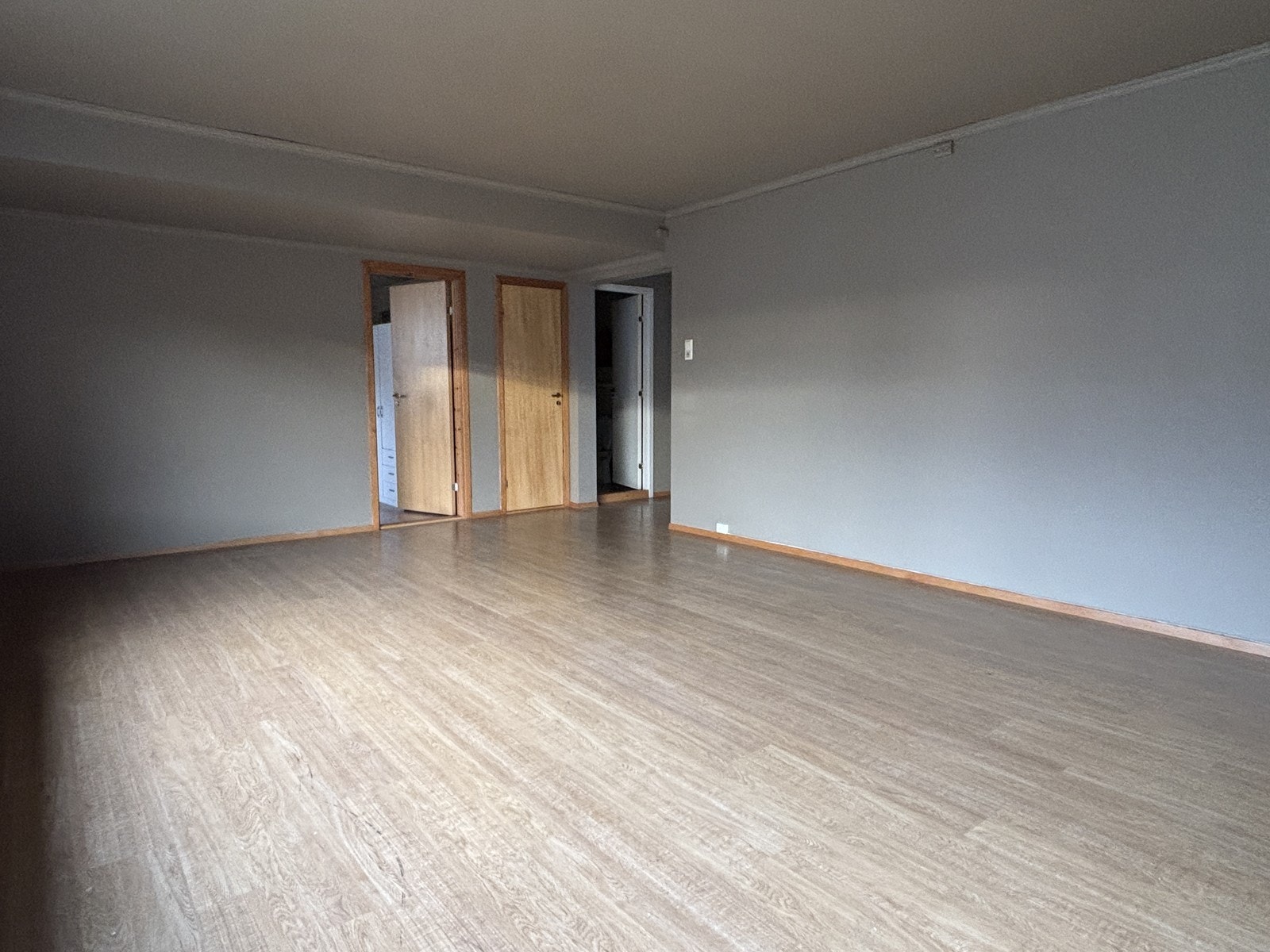 Stuen er av god størrelse og har rikelig med plass til både sofagruppe og spisegruppe. Galleribilde