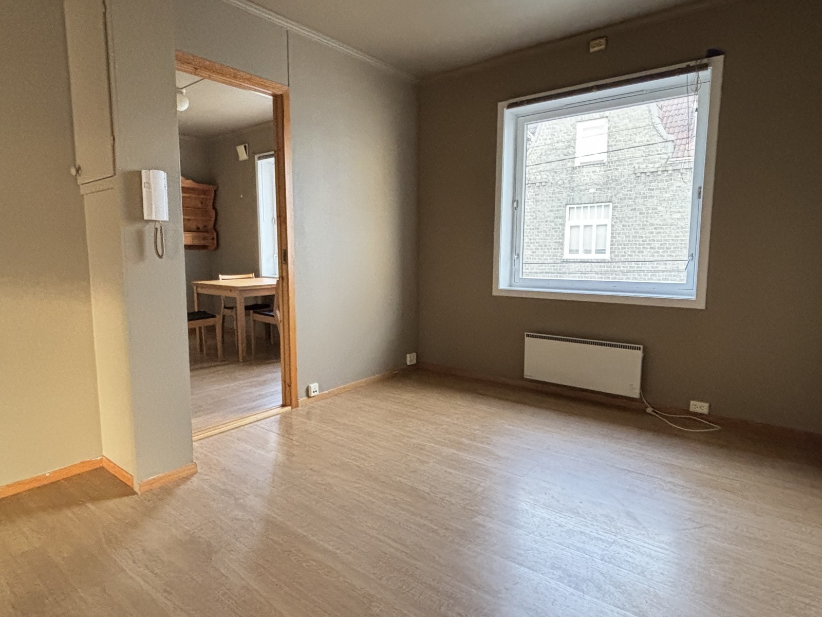 Stort og åpent inngangsparti med plass til å henge fra seg yttertøy og sette fra seg sko. Galleribilde