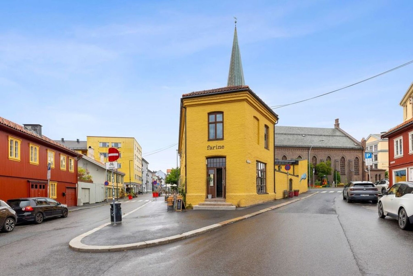 Her bor du kun en kort spasertur fra hyggelige kaféer, butikker og diverse servicetilbud. Galleribilde