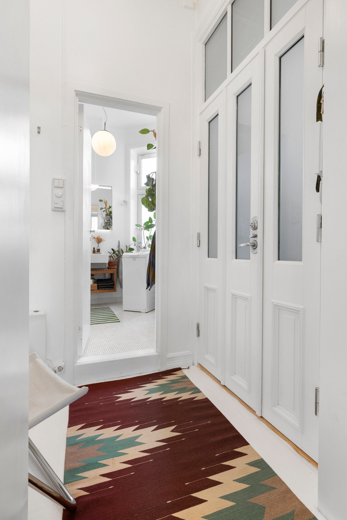 En funksjonell entré som gir en god velkomst hjem. Galleribilde