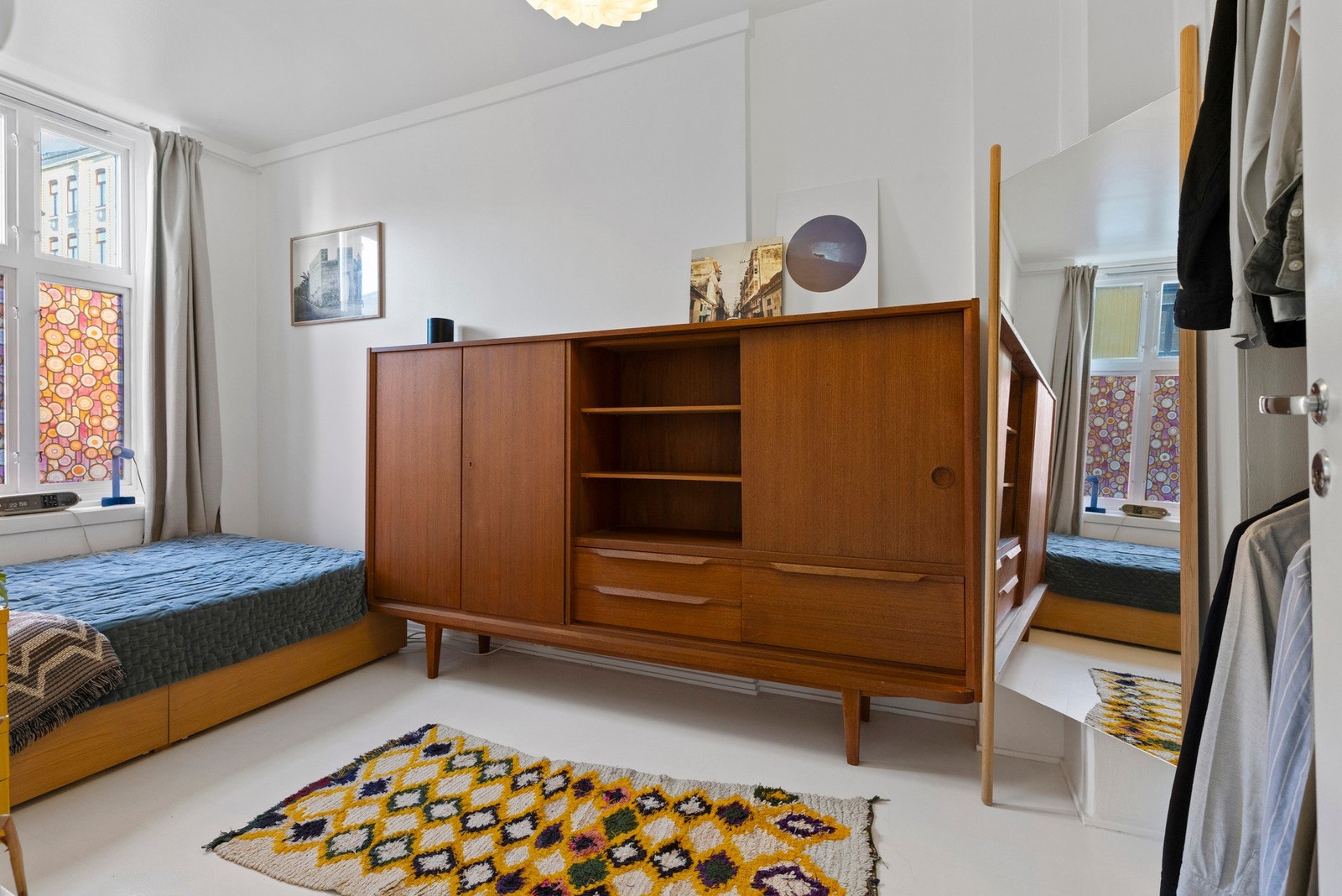 Nøytrale flater gir et tidløst uttrykk og gjør rommet enkelt å innrede etter eget ønske. Galleribilde