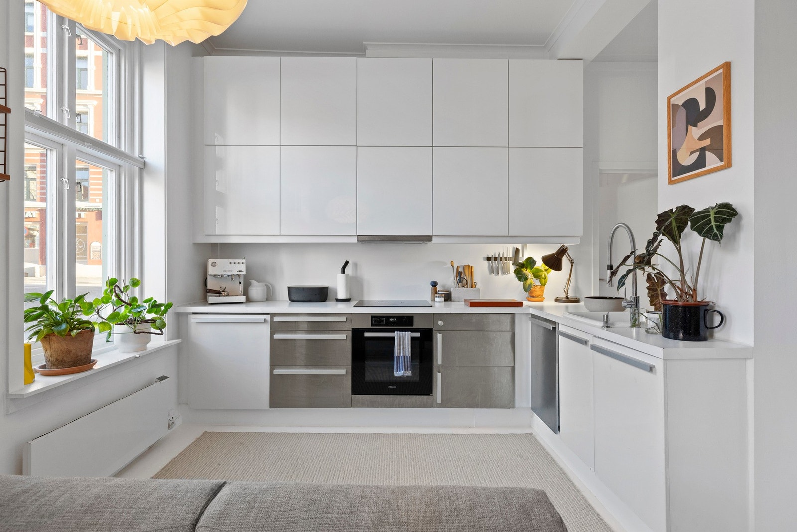 Det er godt med skap- og benkeplass, og kjøkkenet er utstyrt med integrerte hvitevarer som bidrar til et stilrent preg. Galleribilde