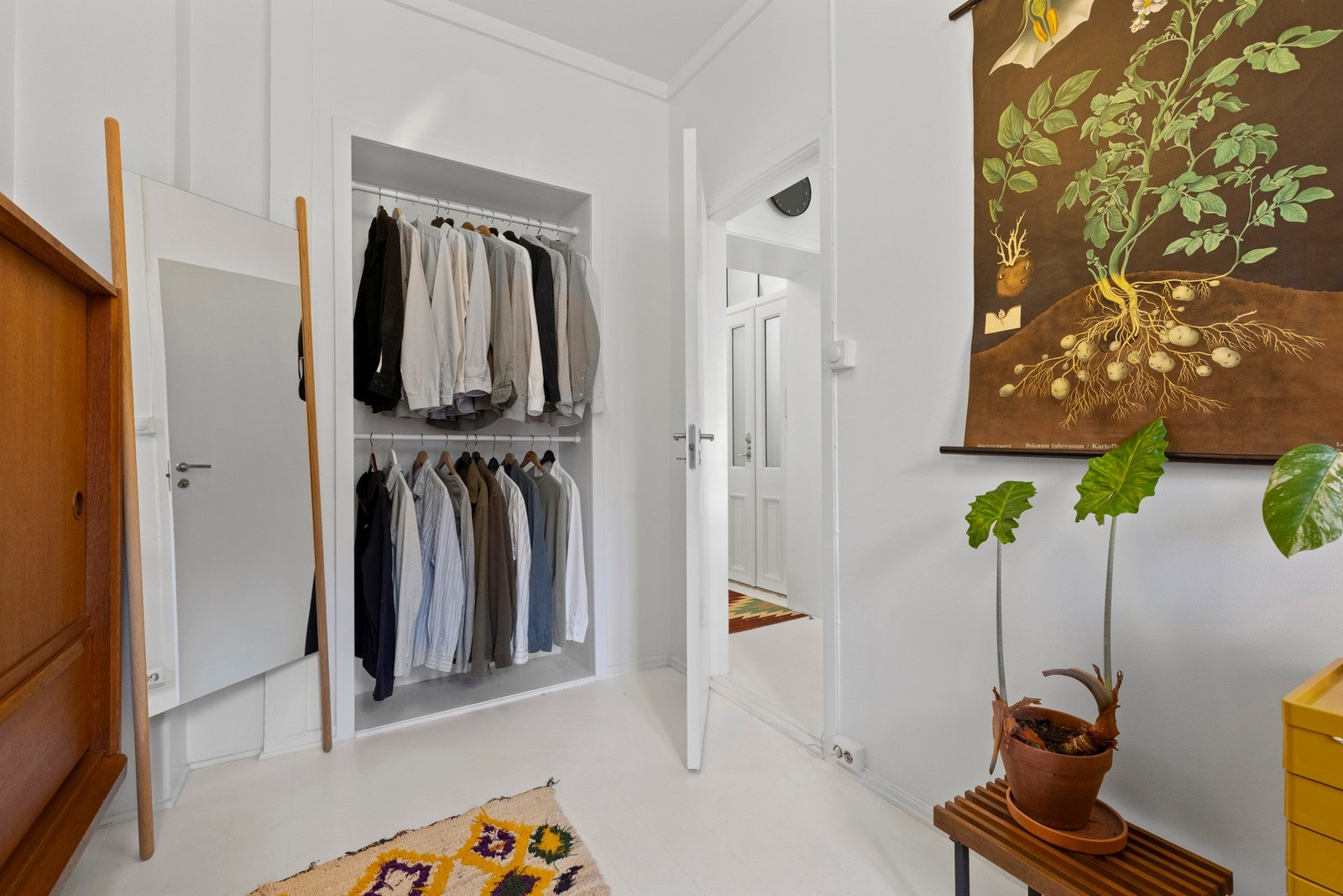 Rommet har en praktisk garderobeløsning som gir gode oppbevaringsmuligheter. Galleribilde