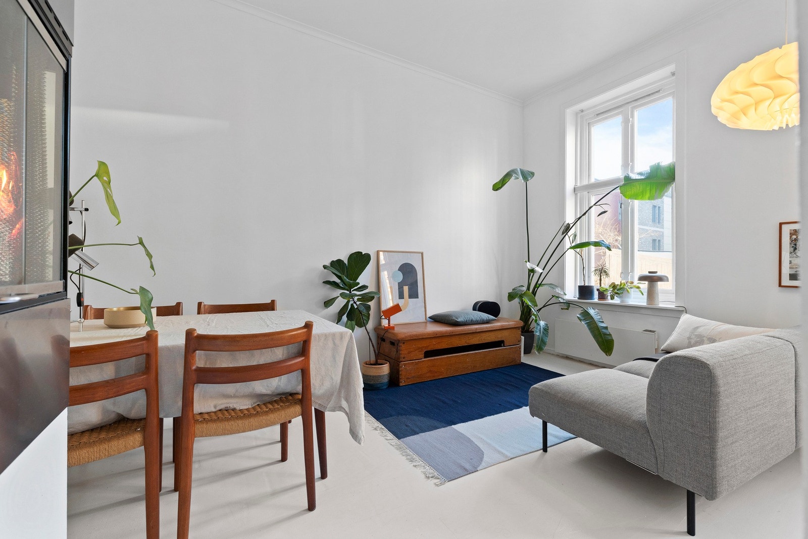 Stuen har en funksjonell utforming som gir en naturlig flyt mellom sonene. Galleribilde