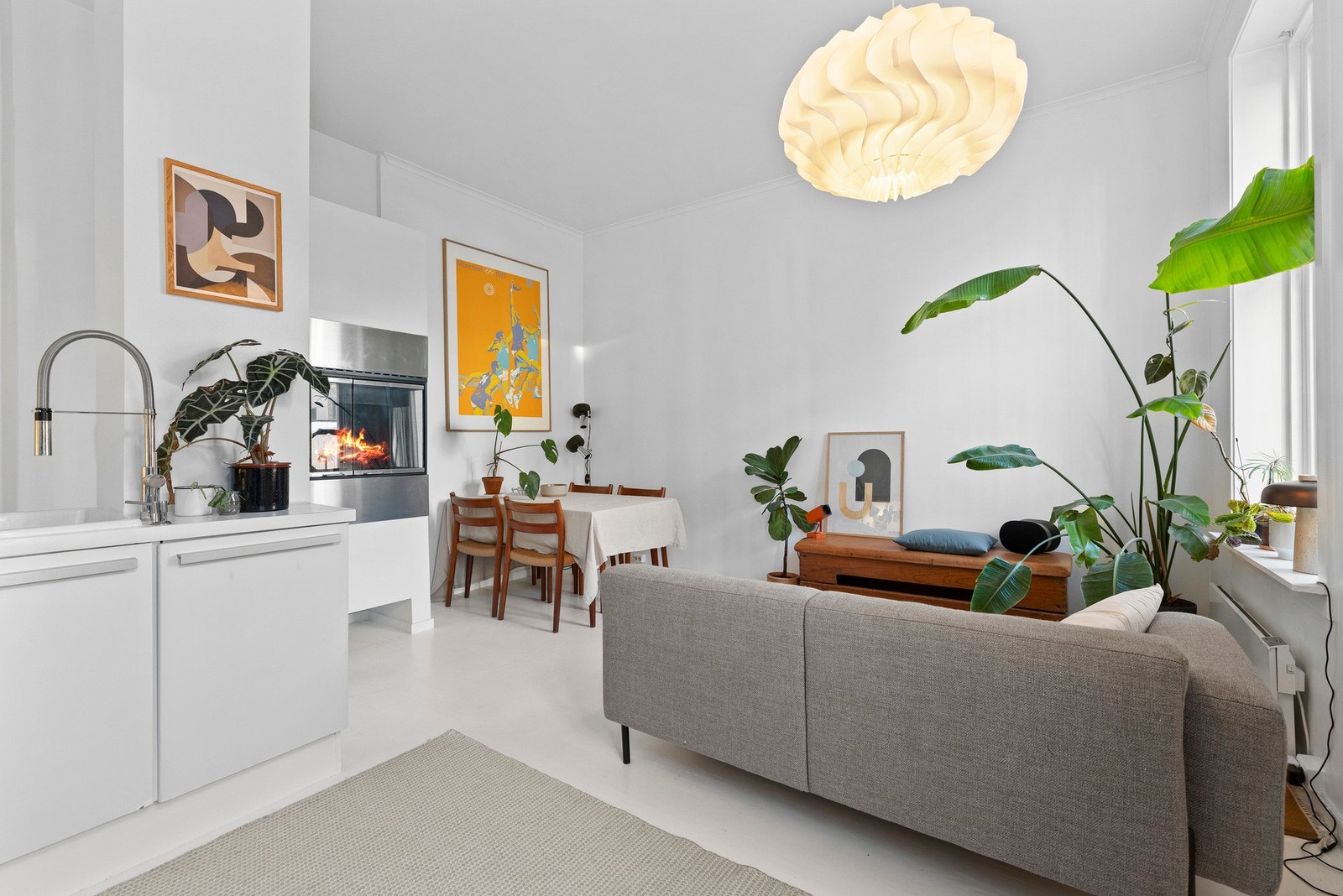 Lyse overflater og et stilrent uttrykk gjør stuen enkel å møblere og sette sitt eget preg på. Galleribilde