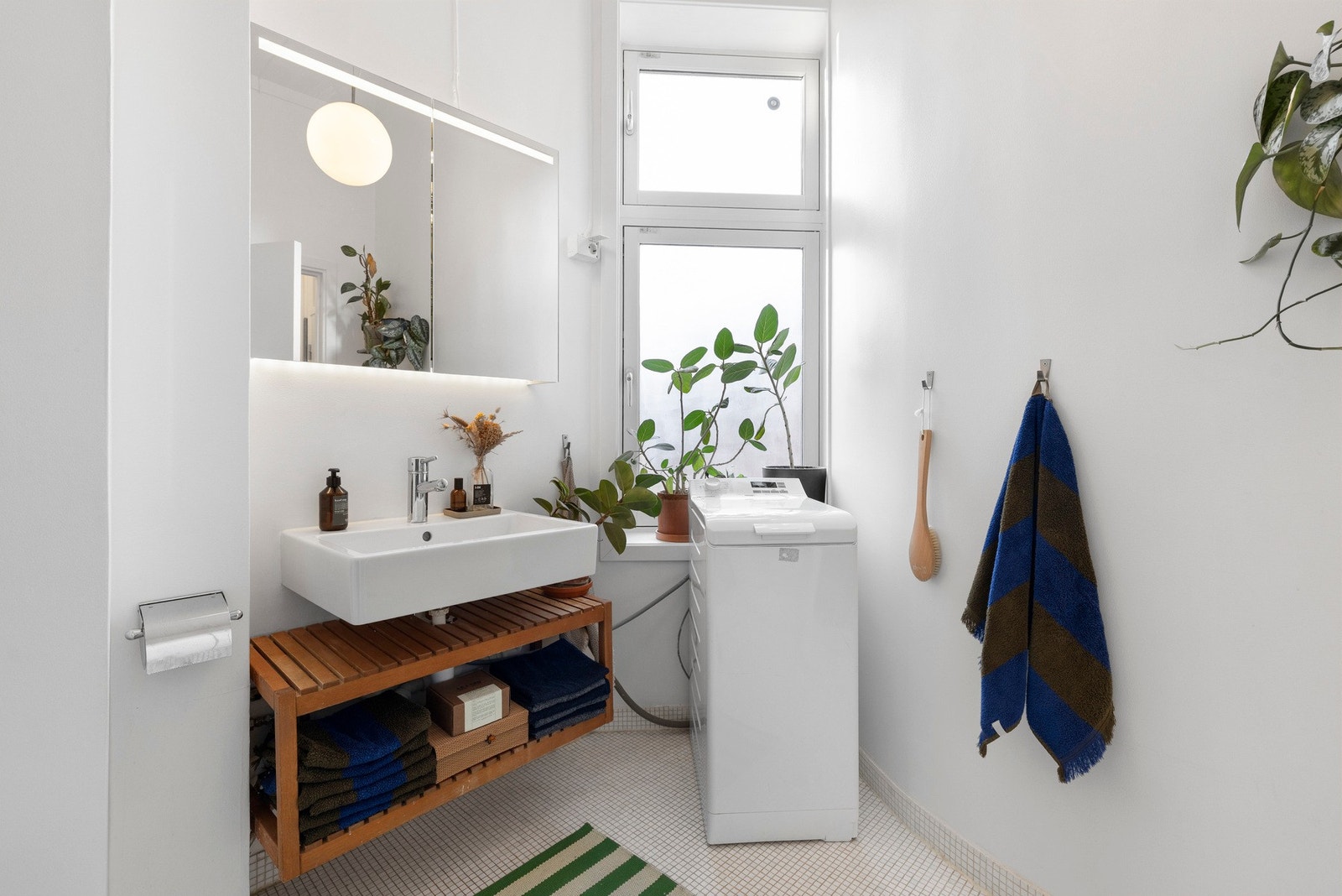 Rommet er utstyrt med dusj, toalett og servant med innredning, samt opplegg og plass til vaskemaskin. Galleribilde