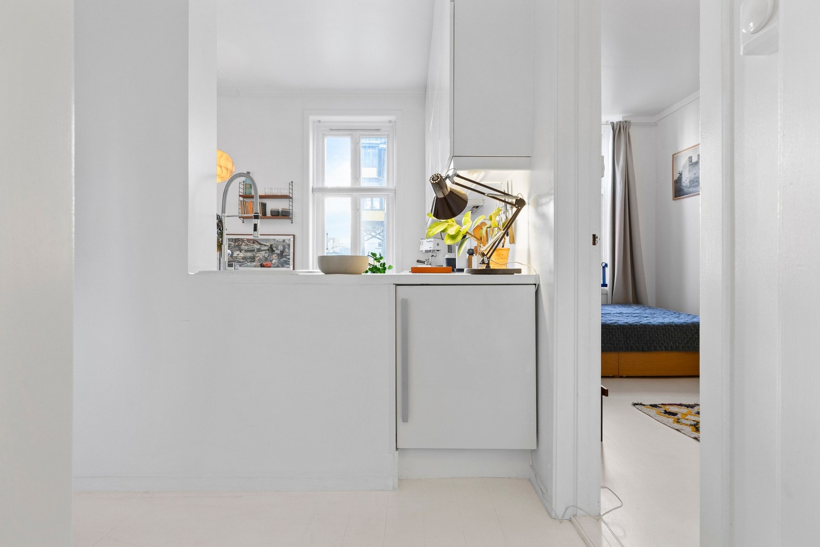 Fra stuen og entréen har man direkte adkomst til soverommet. Galleribilde