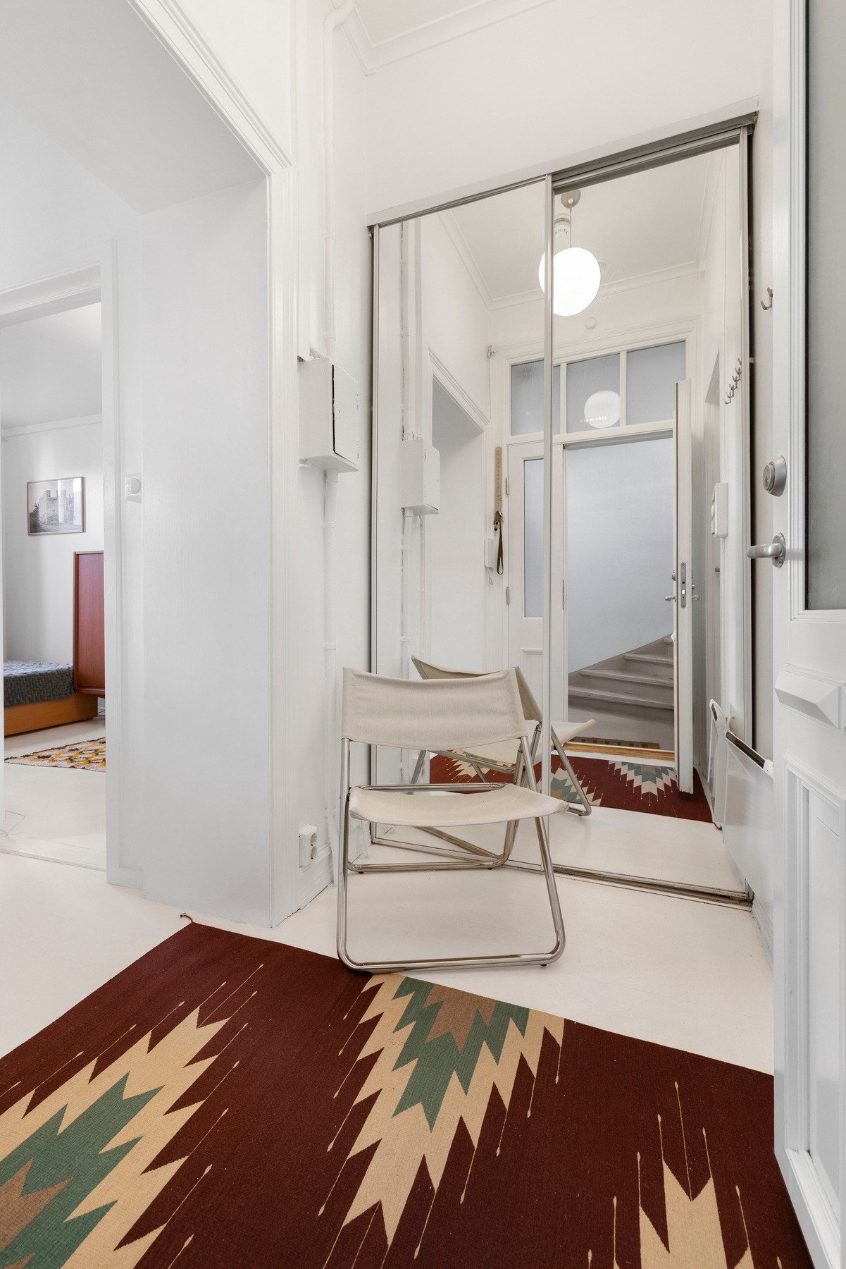 Praktisk garderobeløsning gir gode oppbevaringsmuligheter. Galleribilde