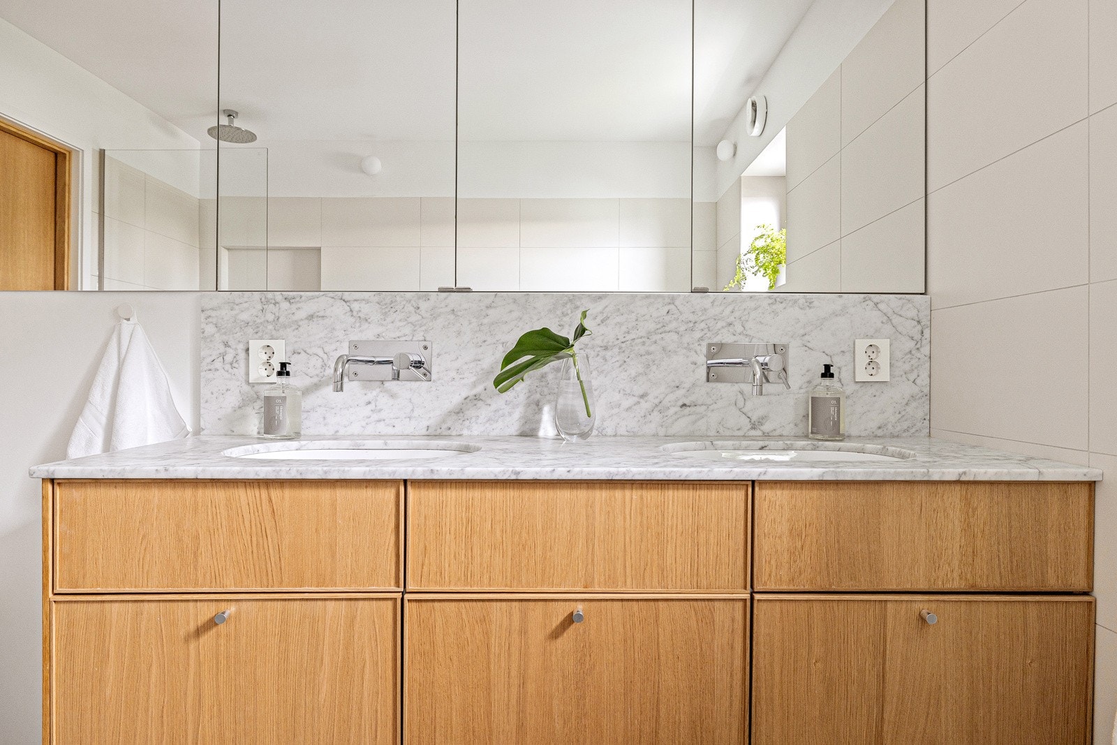 Pen baderomsinnredning med rikelig av oppbevaringsplass. Galleribilde