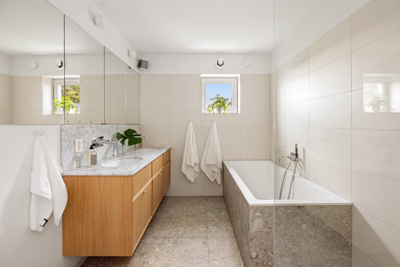 Romslig og lekkert baderom med badekar og dusj i 2. etasje. Galleribilde