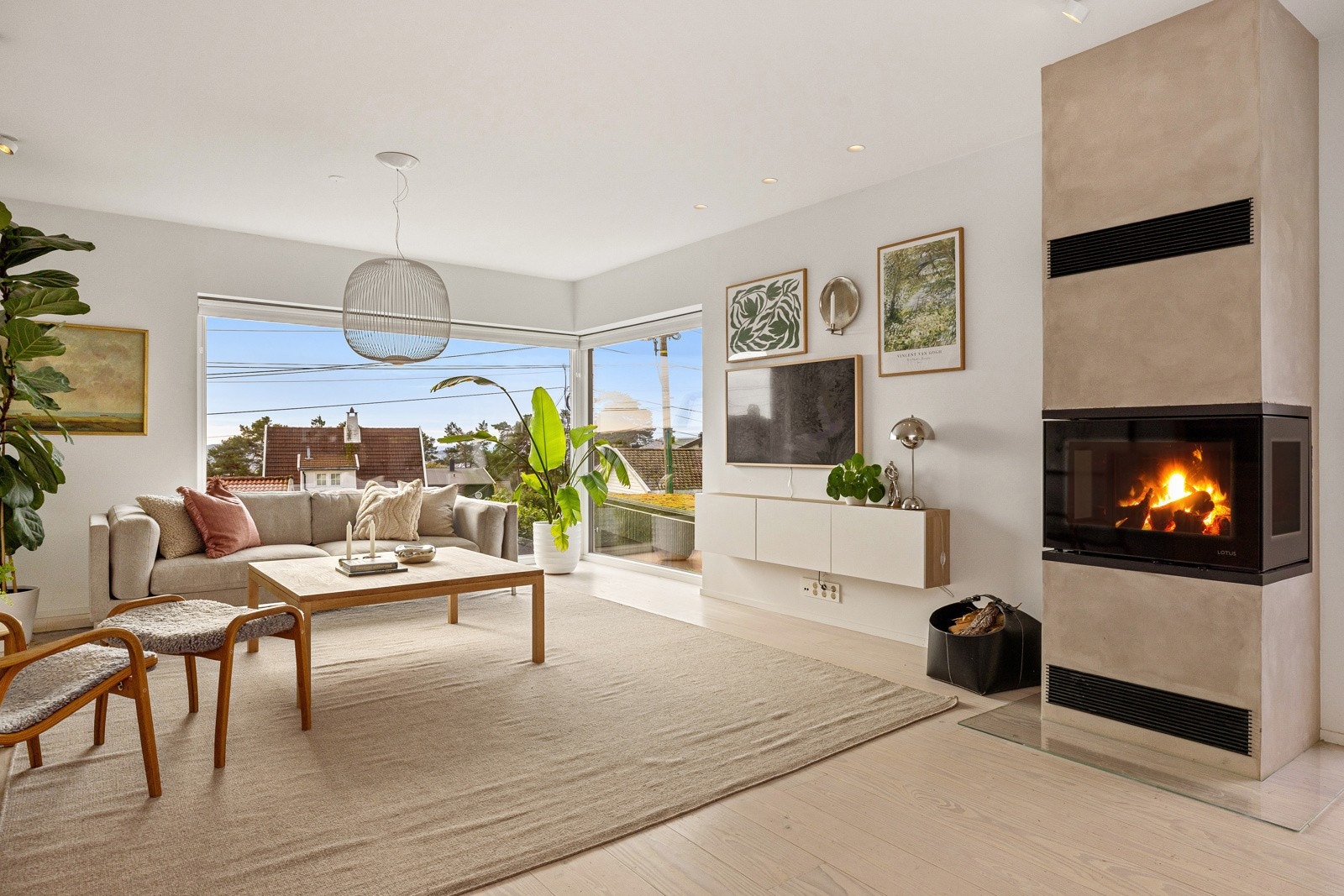 I underetasjen er det varmekabler, mens det er varmefolie i gulvene i 1 og 2 etasje. I 1 etasje er det i tillegg en vedovn som gjør det lunt og koselig. Galleribilde