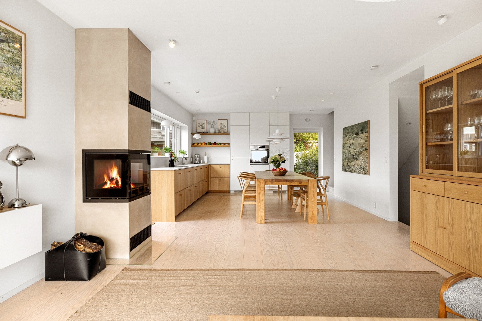 Den åpne løsningen mellom stuen og kjøkkenet er solsial og praktisk. Galleribilde