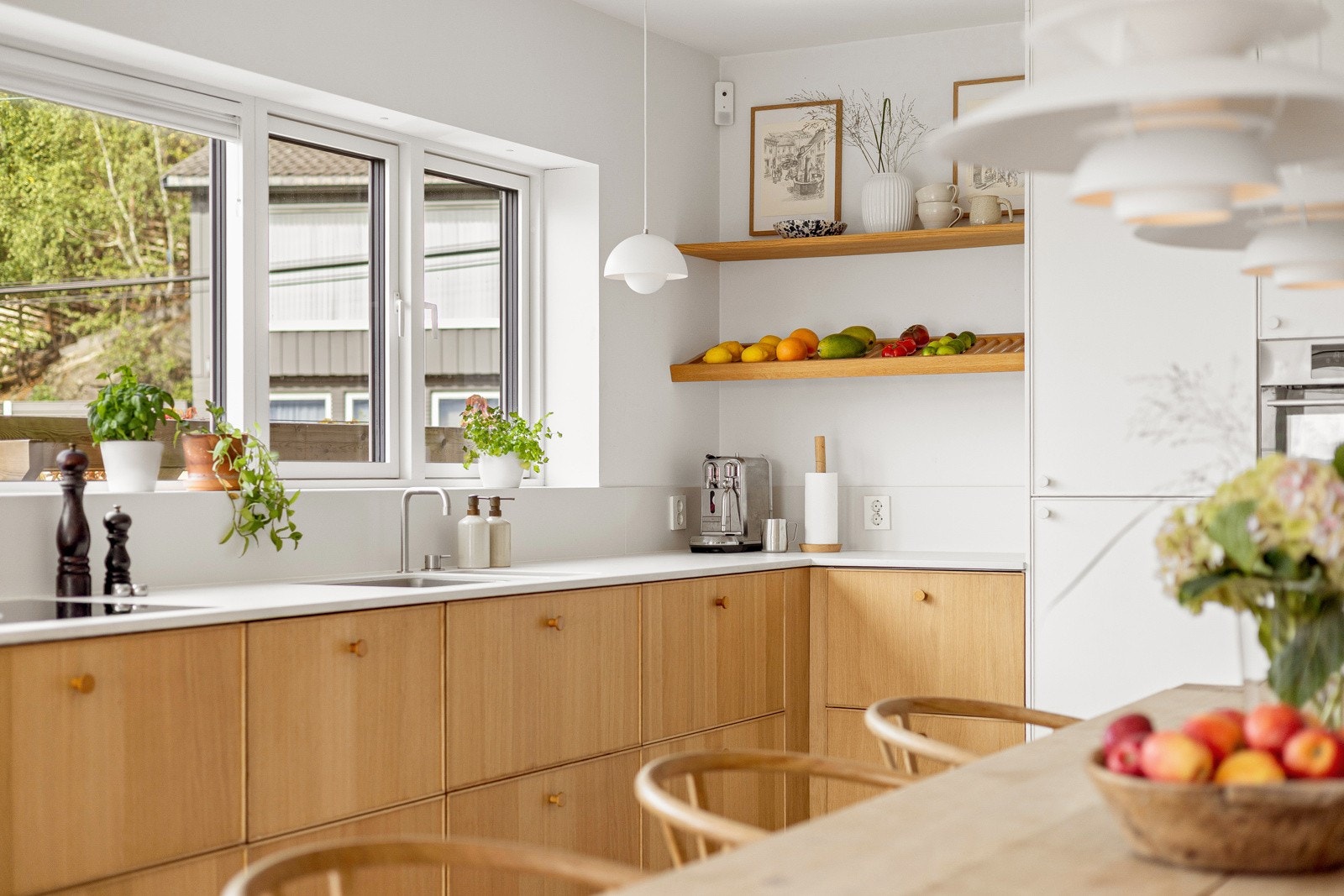 Lekkert kjøkken med mye oppbevaring- og benkeplass. Galleribilde