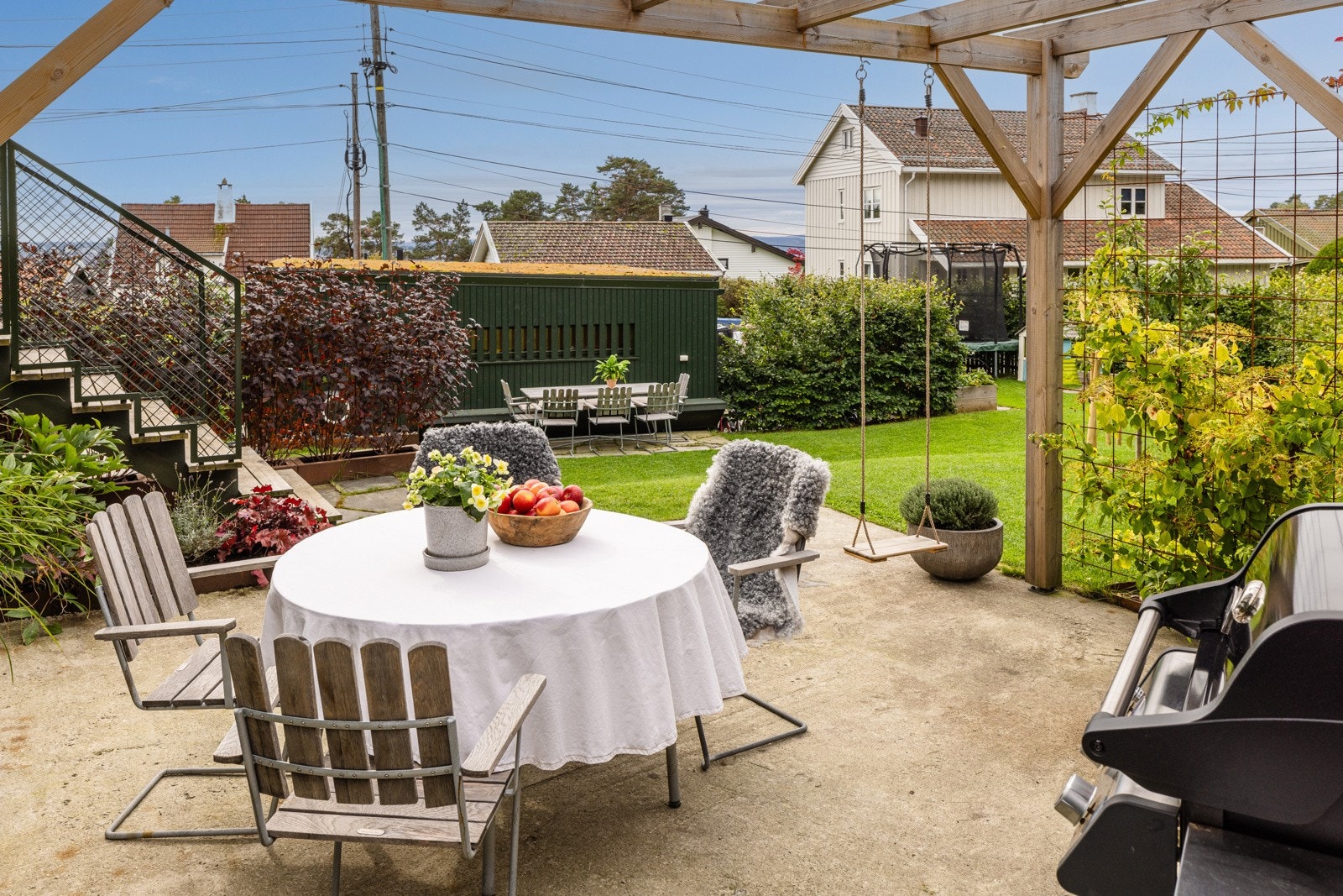 I hagen er det etablert en koselig pergola. Galleribilde