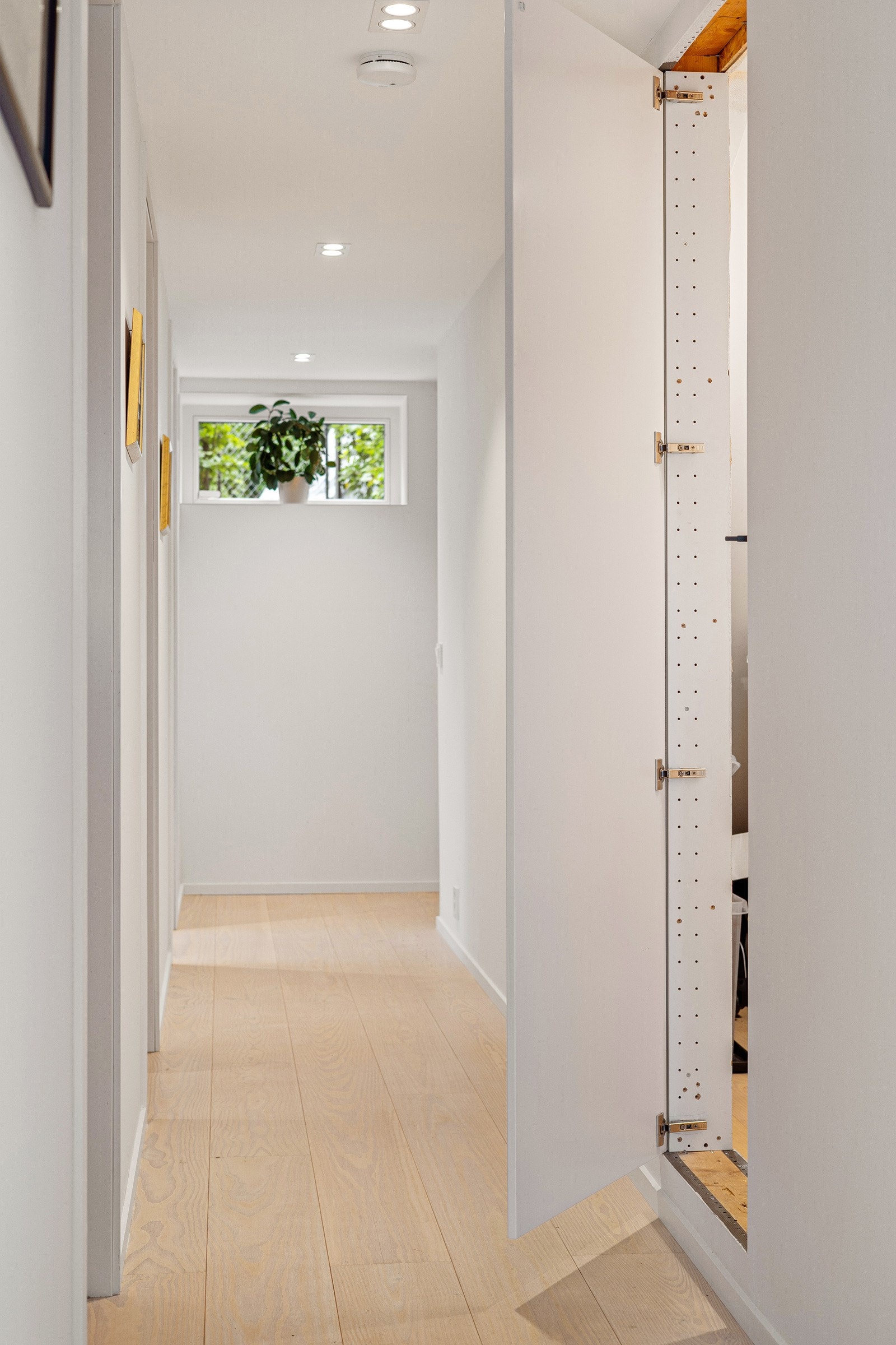 I entreen nede finnes et innbygget smart skap med ekstra lagring til det man behøver i det daglige. Galleribilde