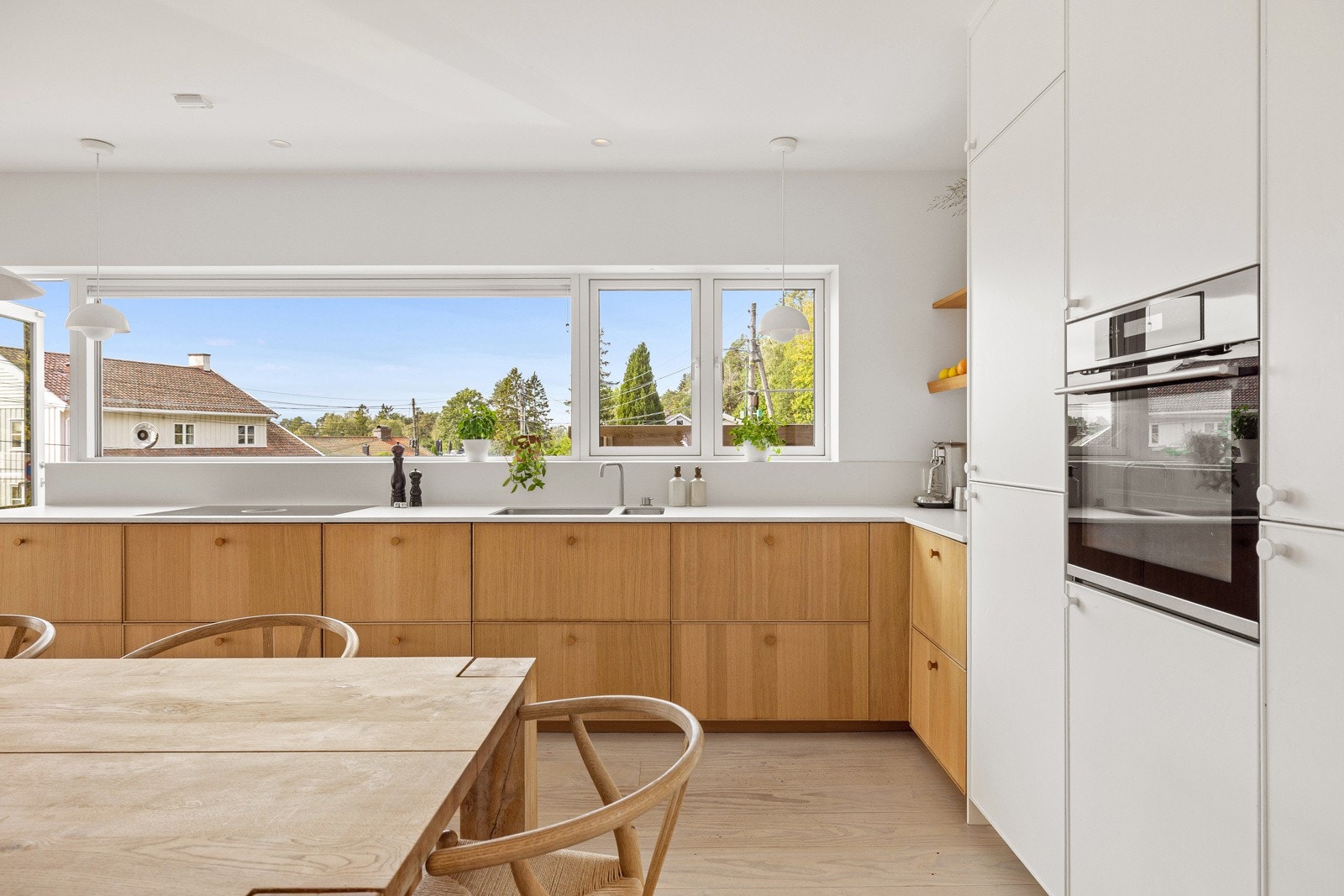 På kjøkkenet er alle hvitevarer integrert og medfølger salget. Galleribilde