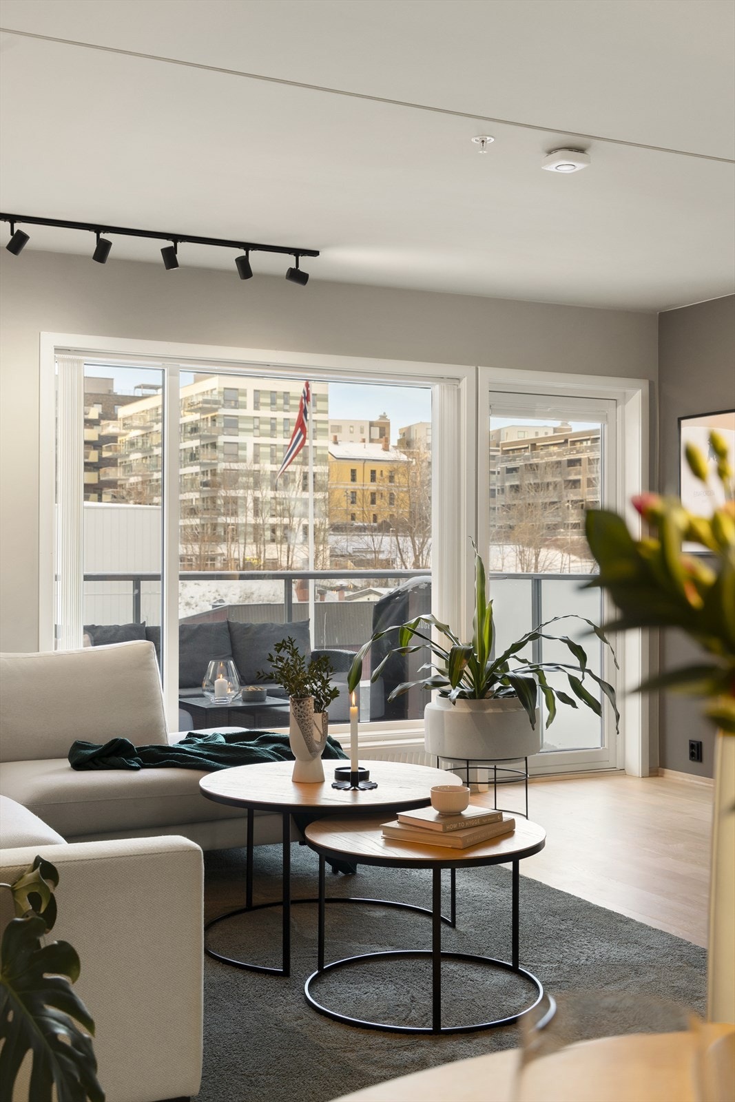 Parkettgulvet er nytt fra 2024 og gir et moderne uttrykk sammen med nymalte overflater. Galleribilde