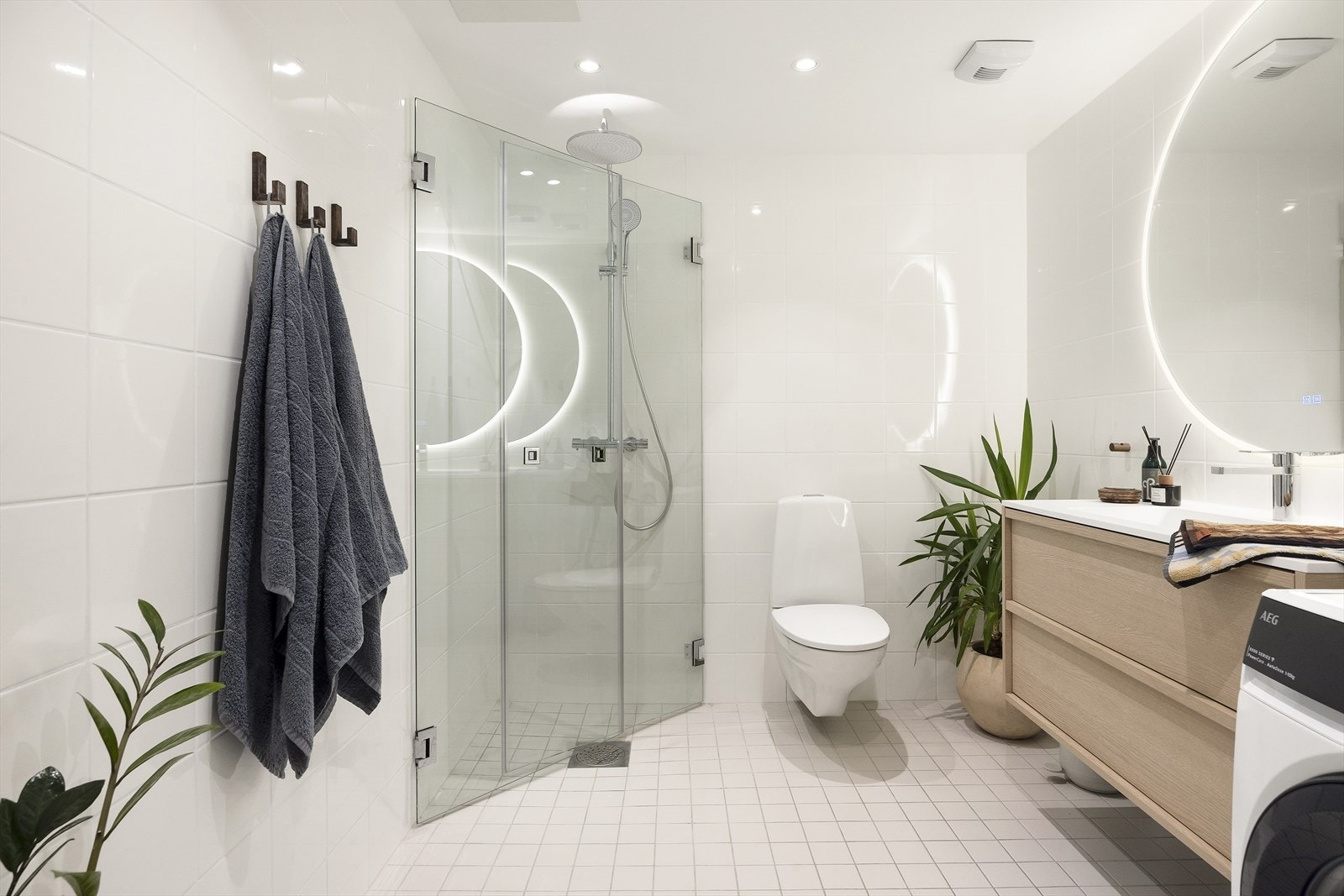 Boligens andre bad ligger praktisk plassert nær soverommene. Badet er flislagt og har varmekabler i gulv. I 2025 ble det montert ny baderomsinnredning med servant og gode oppbevaringsløsninger. Galleribilde