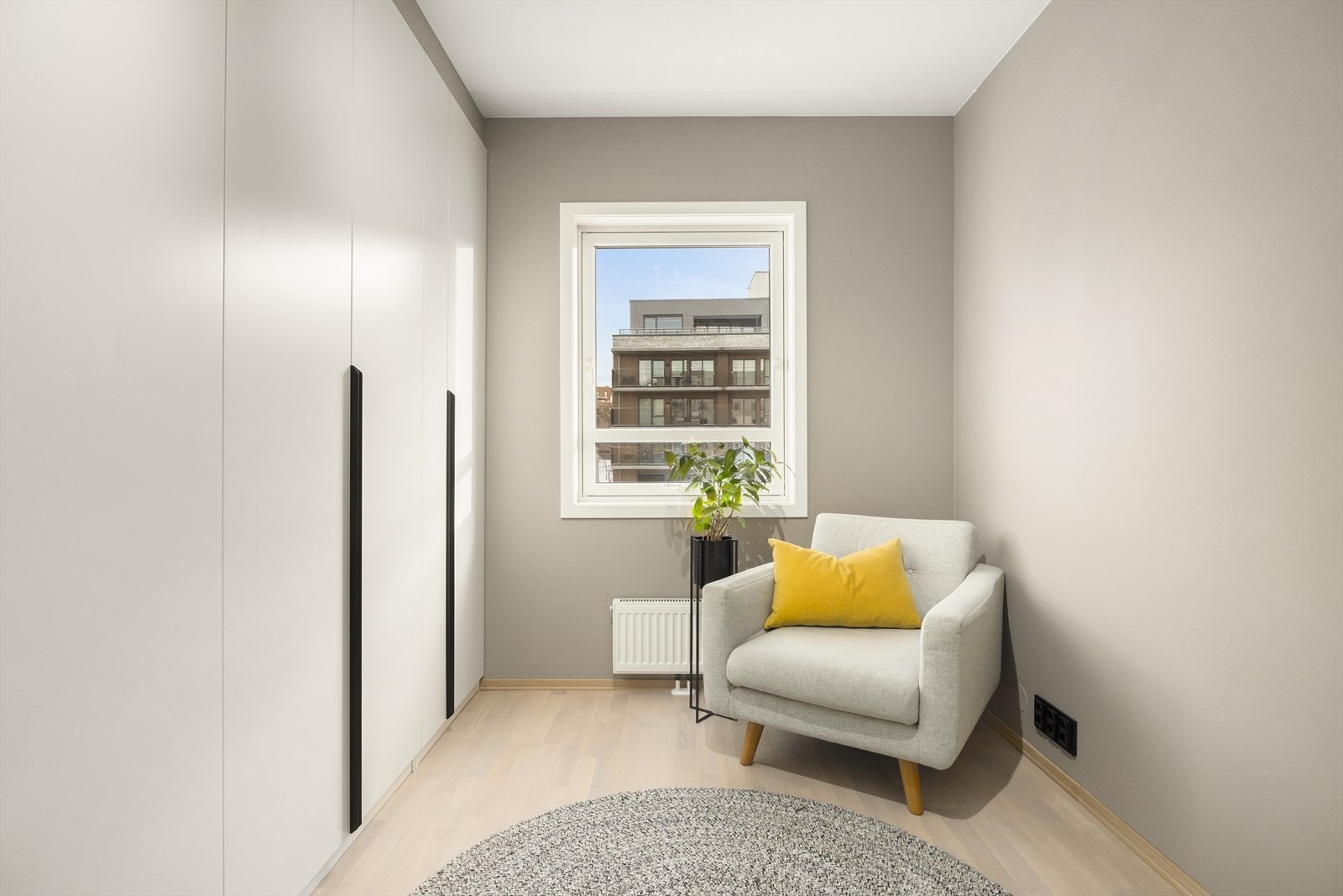 Det tredje soverommet er også av god størrelse. Her er det garderobeskap og plass til både seng og arbeidsplass. Galleribilde