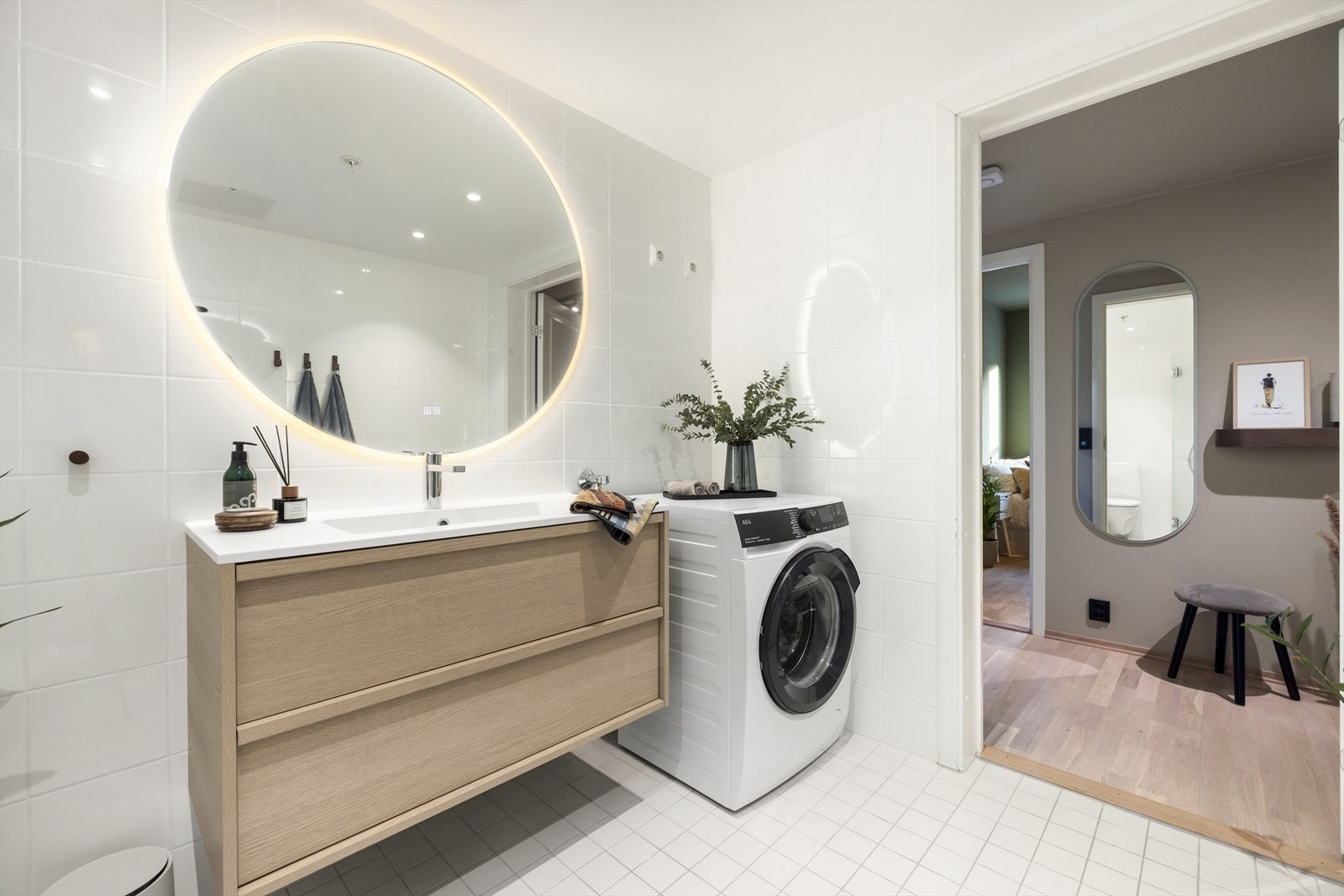 Badet er videre utstyrt med toalett, dusj med innfellbare glassdører og opplegg for vaskemaskin. Galleribilde