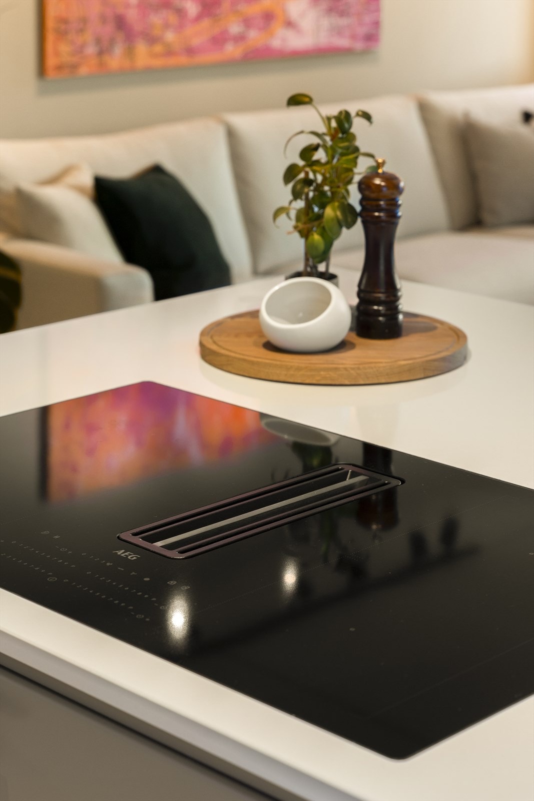 Kjøkkenøya fungerer både som arbeidsplass og sosial sone mot stuen. Galleribilde