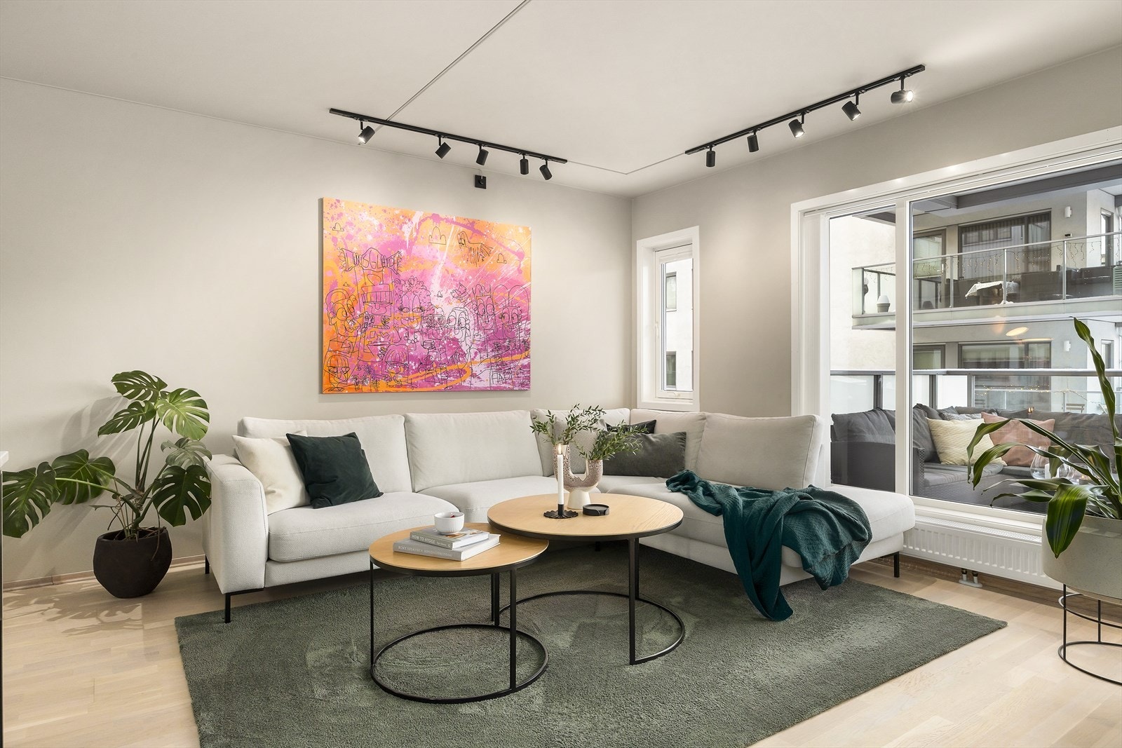 Romslig og åpen stue- og kjøkkenløsning med store vindusflater på flere sider. Som endeleilighet og gjennomgående bolig får rommet svært gode lysforhold. Galleribilde