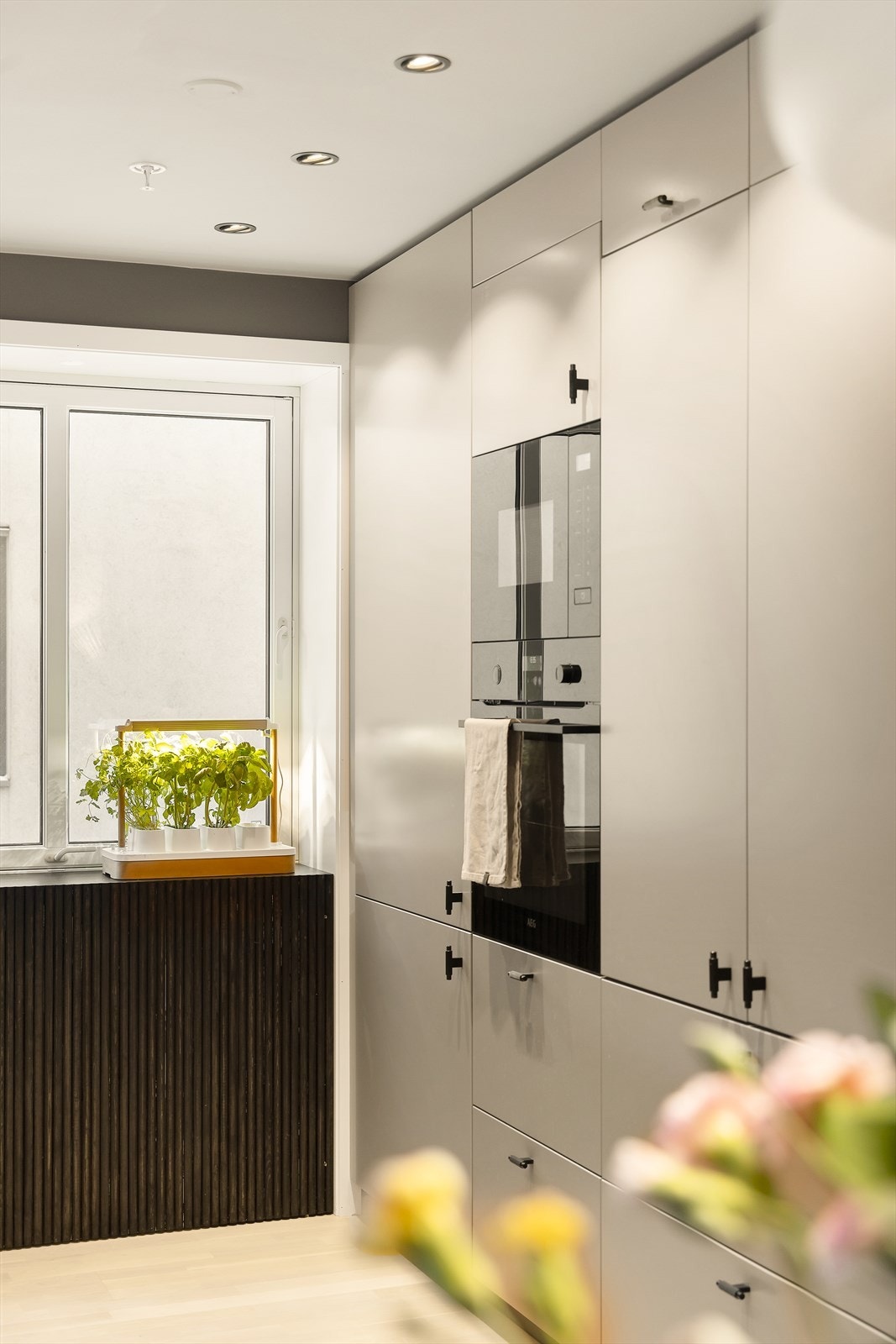 Det er integrert induksjonstopp, stekeovn, oppvaskmaskin, vinskap og ekstra bredt kjøleskap med frysedel. Galleribilde