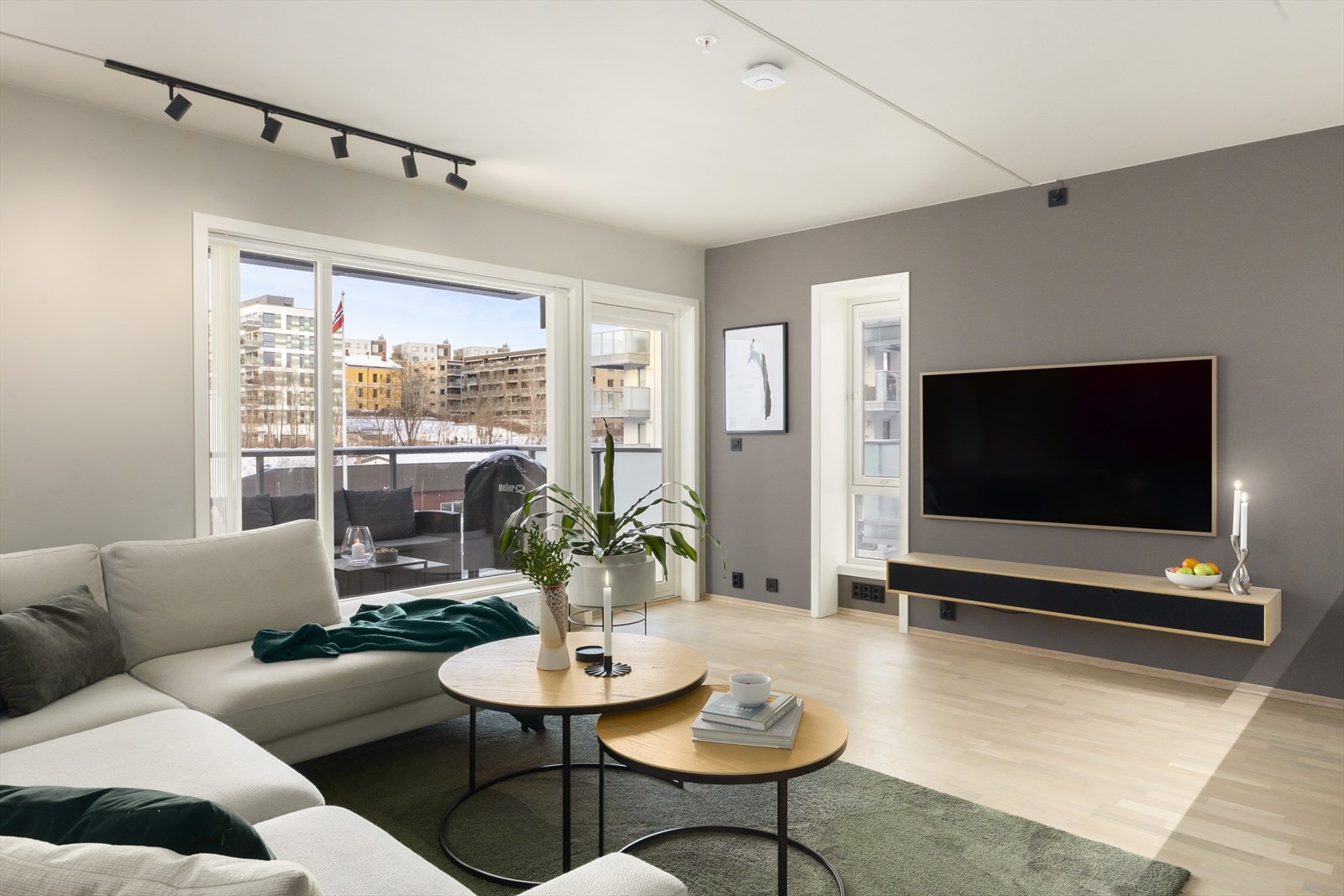 Boligen har tre soverom, to flislagte bad og to balkonger på totalt ca. 14 kvm. Galleribilde