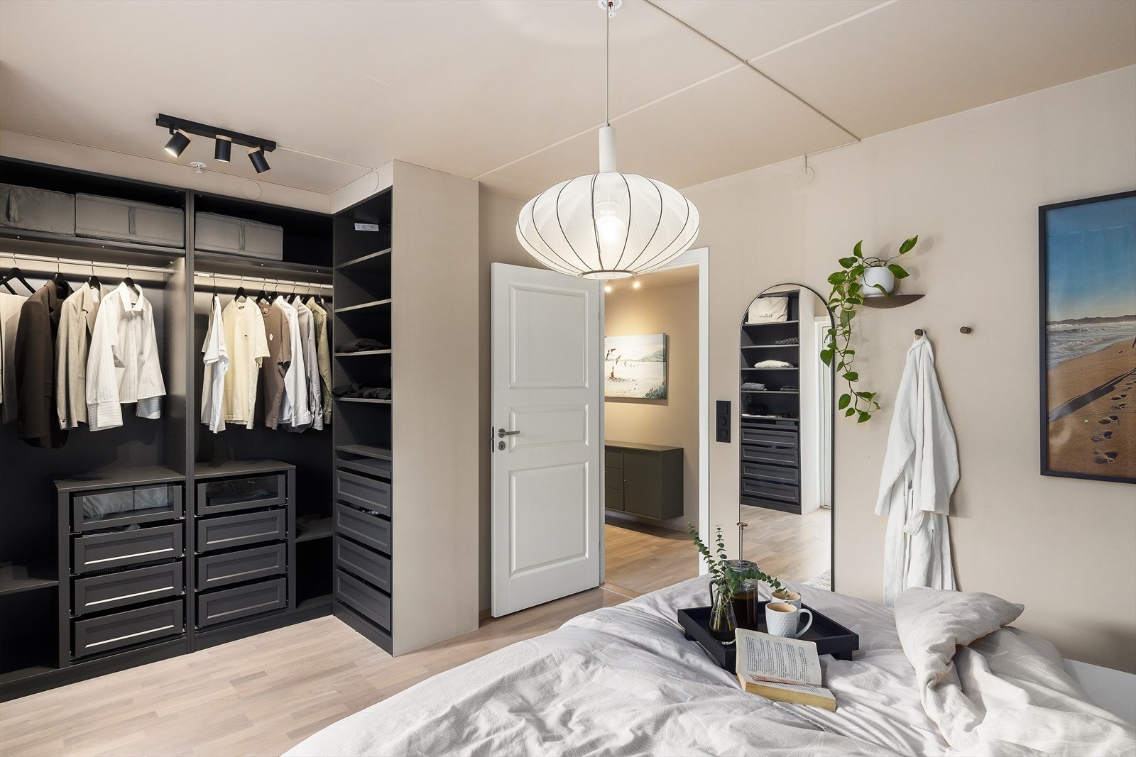 Stort og luftig hovedsoverom med god plass til dobbeltseng og øvrig møblering. Parkettgulvet er slipt og behandlet i 2024, og rommet har nymalte overflater fra samme år. Galleribilde