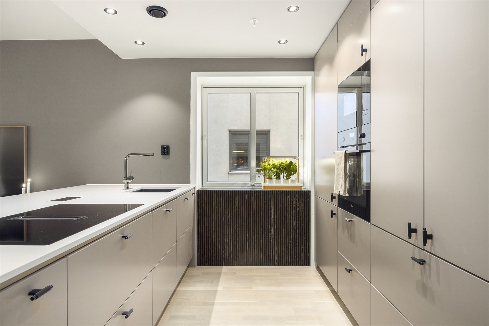 Kjøkkenet er nytt fra 2024 og levert av Epoq. Innredningen har glatte fronter og er utstyrt med praktisk frokostskap, romslig kjøkkenøy med underlimt vask i kompositt benkeplate og gode arbeidsflater. Galleribilde