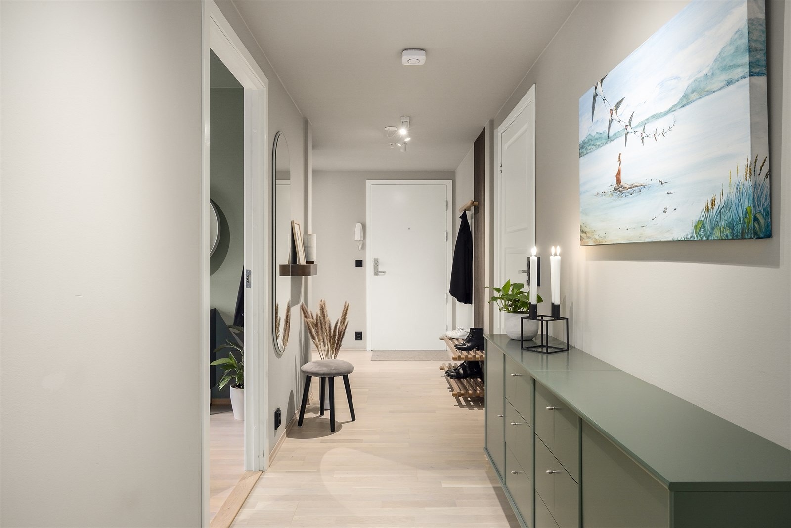 Det er lagt nytt parkettgulv i gang og entré i 2024. Overflater i rommet er også malt i 2024. Leiligheten har med unntak av de to minste soverommene smart lysstyring og inngang til leiligheten betjenes via app løsningen Unloc. Galleribilde