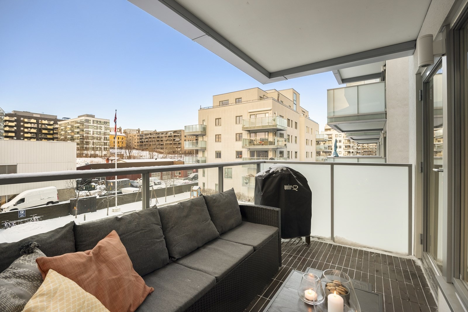 Fra kjøkkenet er det direkte utgang til balkong mot vest på ca. 6,5 kvm. Galleribilde