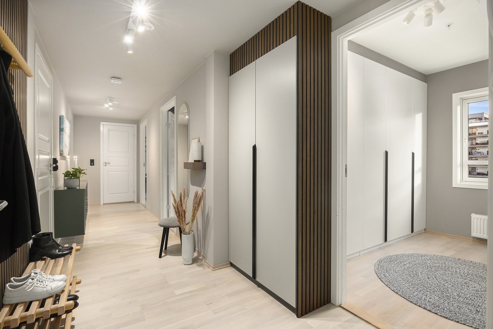 Romslig og innbydende entré med god plass til yttertøy og oppbevaring i garderobeskap. Galleribilde