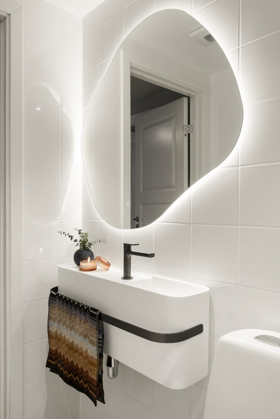 Boligen har to baderom. Badet som ligger i tilknytning til stue og kjøkken er flislagt og har varmekabler i gulv. I 2025 er det montert ny baderomsinnredning med servant i møbel, speil og gode oppbevaringsløsninger. Galleribilde