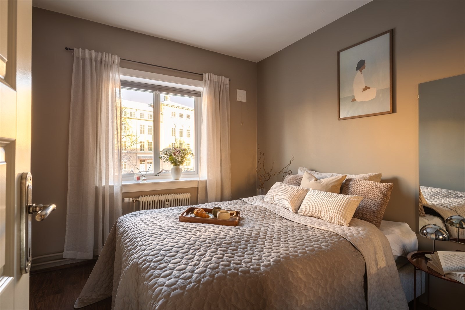 Romslig hovedsoverom med plass til dobbeltseng Galleribilde