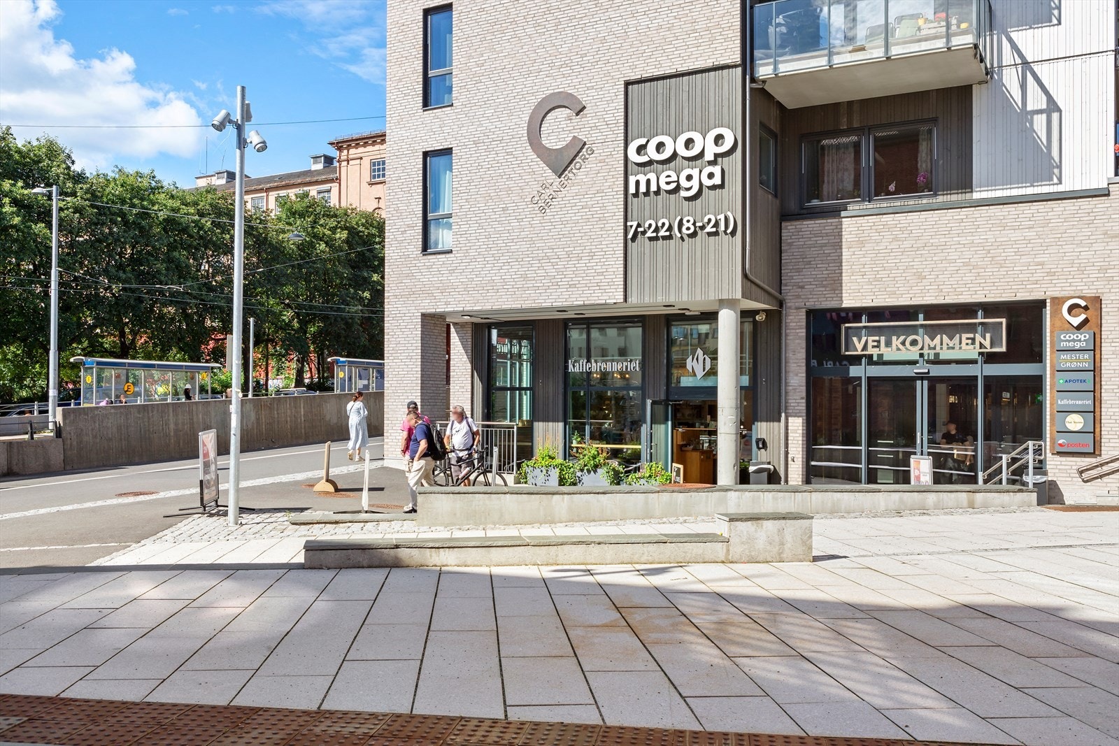 Carl Berner torg med Coop Mega, blomsterhandel og apotek Galleribilde