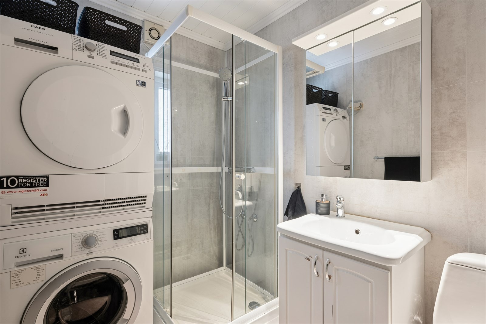 Veggene har baderomsplater og gulvet er flislagt Galleribilde