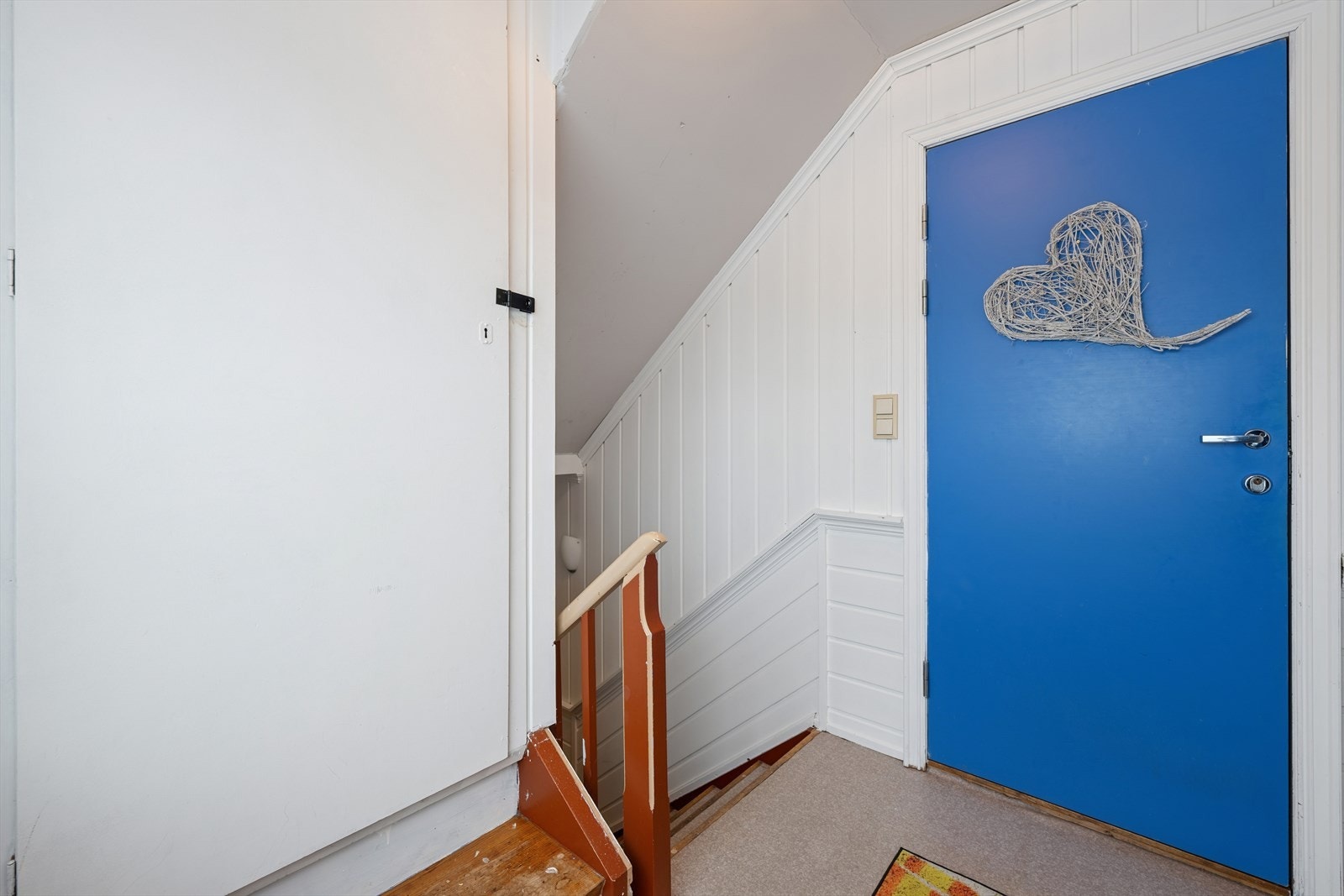 Her ser man døren som leder til loftet. Her er det godt med oppbevaringsplass Galleribilde