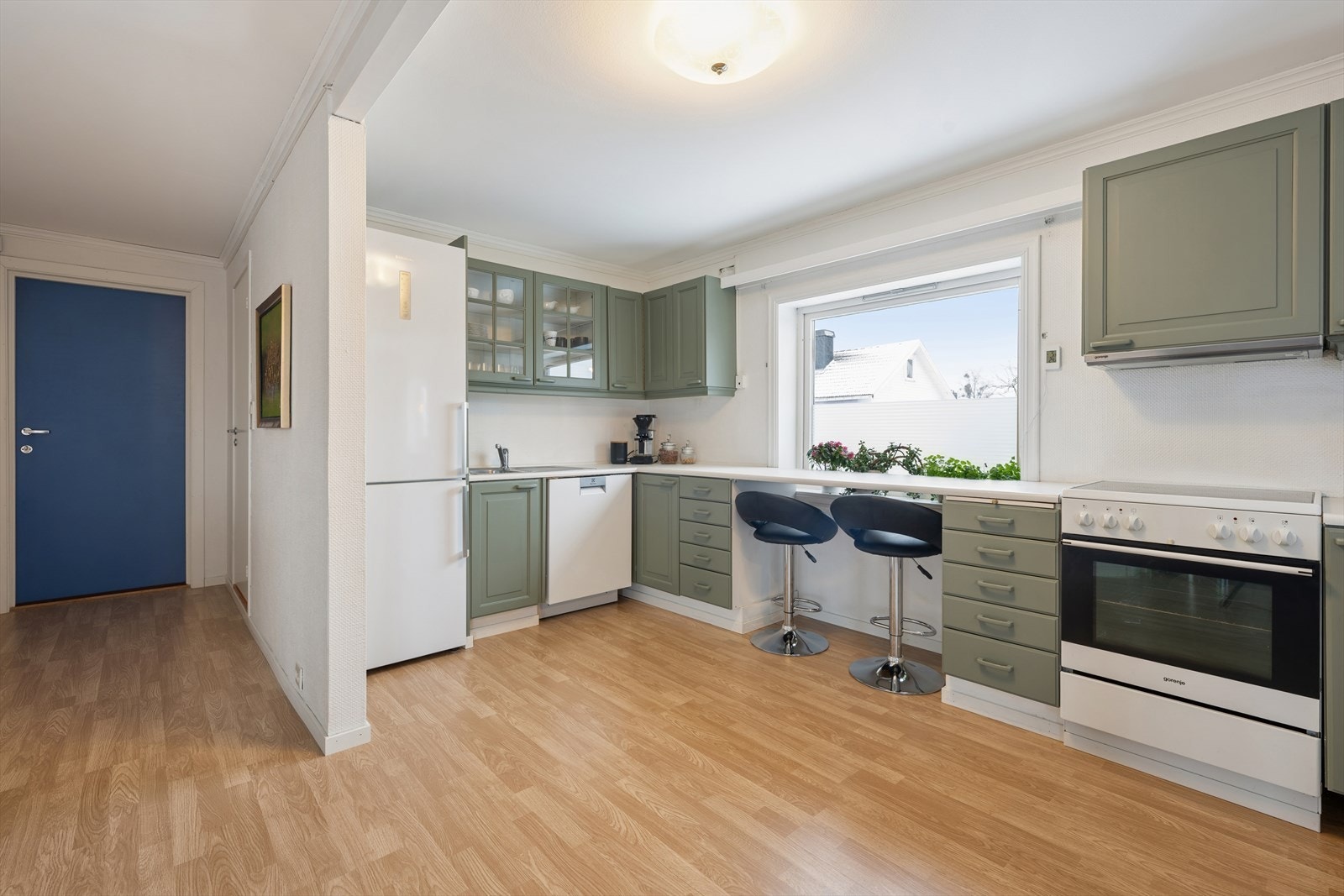 Fra gangen kommer man inn til boligens kjøkken og stue Galleribilde