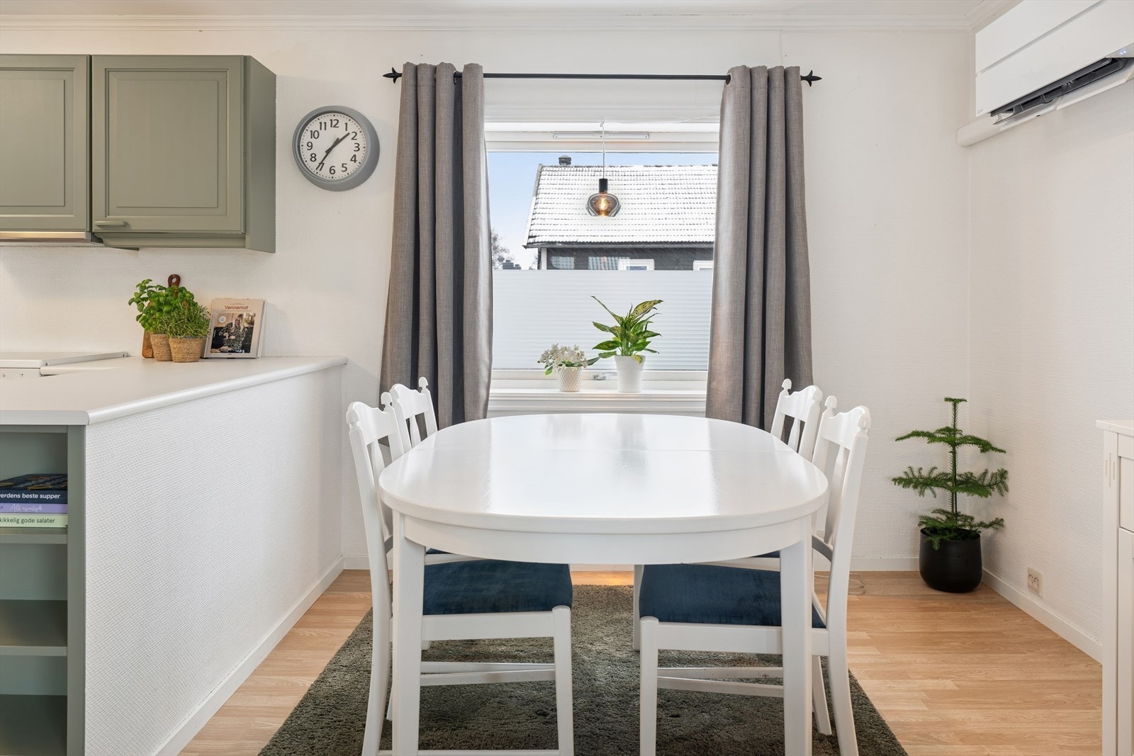 Boligen har godt med lysinnslipp fra flere vindusflater Galleribilde