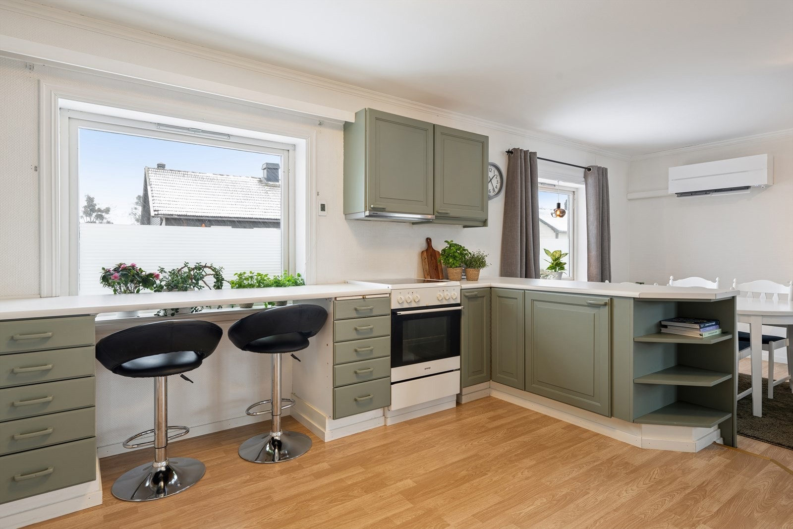 Kjøkkenet har plass til barstoler hvor man kan nyte frokost eller en kaffe på morgenkvisten Galleribilde