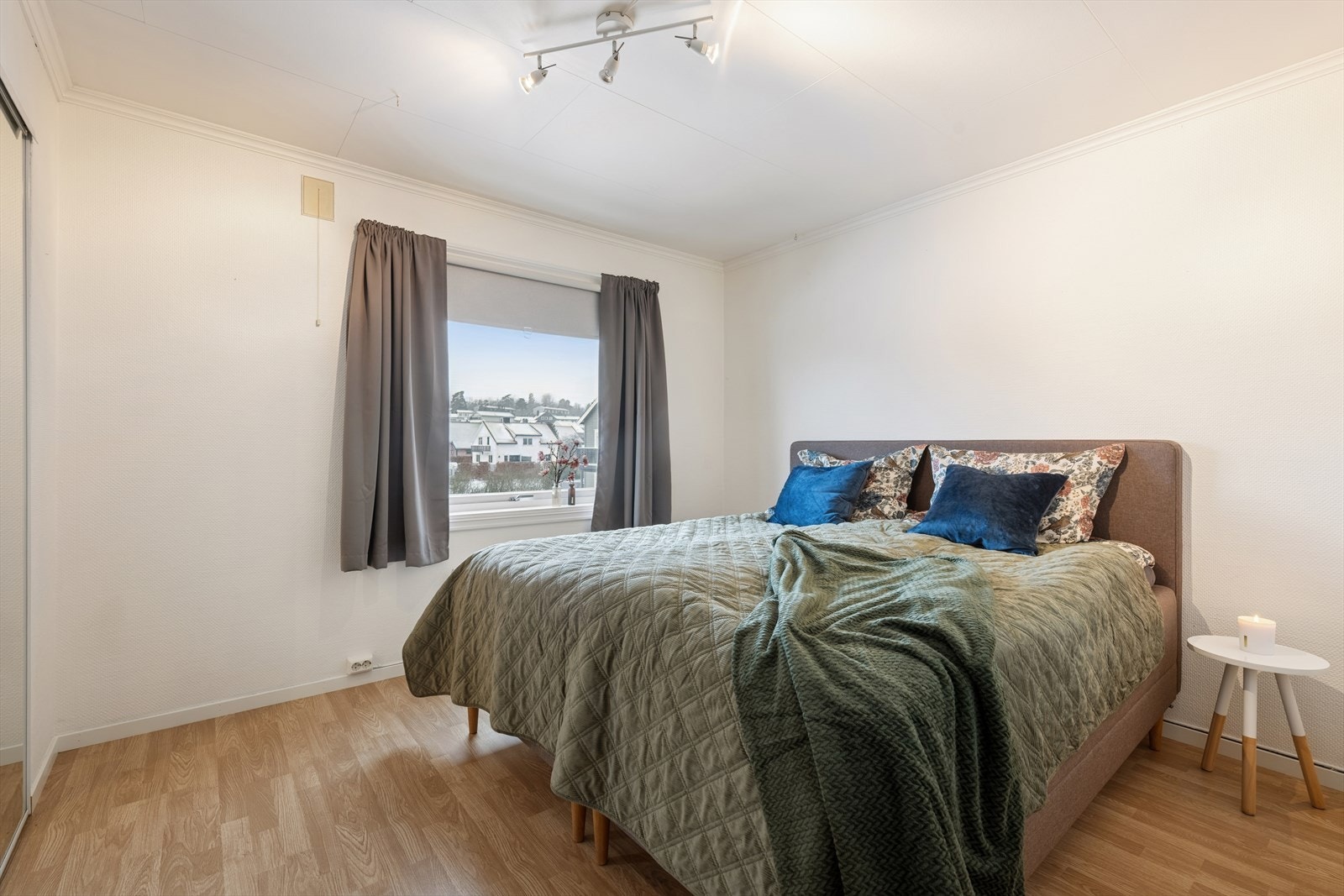 Fra gangen kommer vi inn til hovedsoverommet. Her er det god plass til både dobbeltseng og nattbord Galleribilde