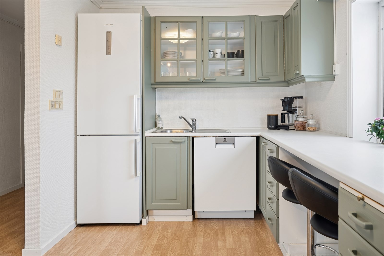 Kjøkkenet har frittstående hvitevarer Galleribilde