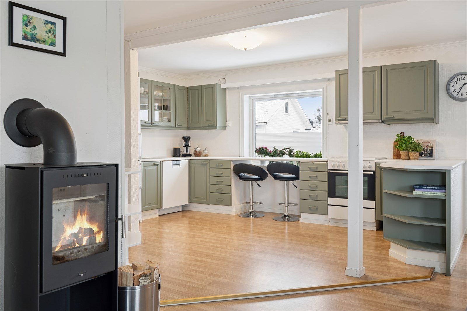 Peis i stue som varmer på de kaldeste dagene eller bare for kosens skyld Galleribilde