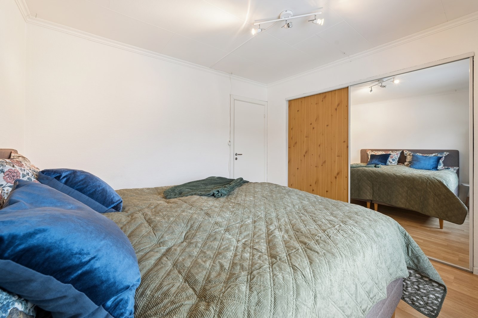 Her er det godt med skapplass i skyvedørsgarderobe Galleribilde